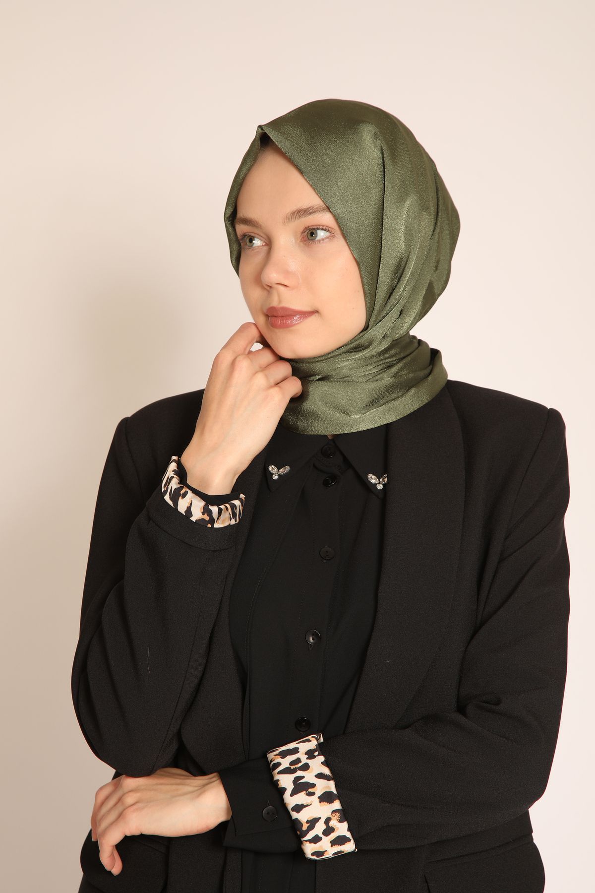 BERCHEM SCARF Akel Düz Aura Haki Renkli Şal – Parlak Dokulu, Günlük ve Özel Gün Uyumlu Modern Şal Modeli