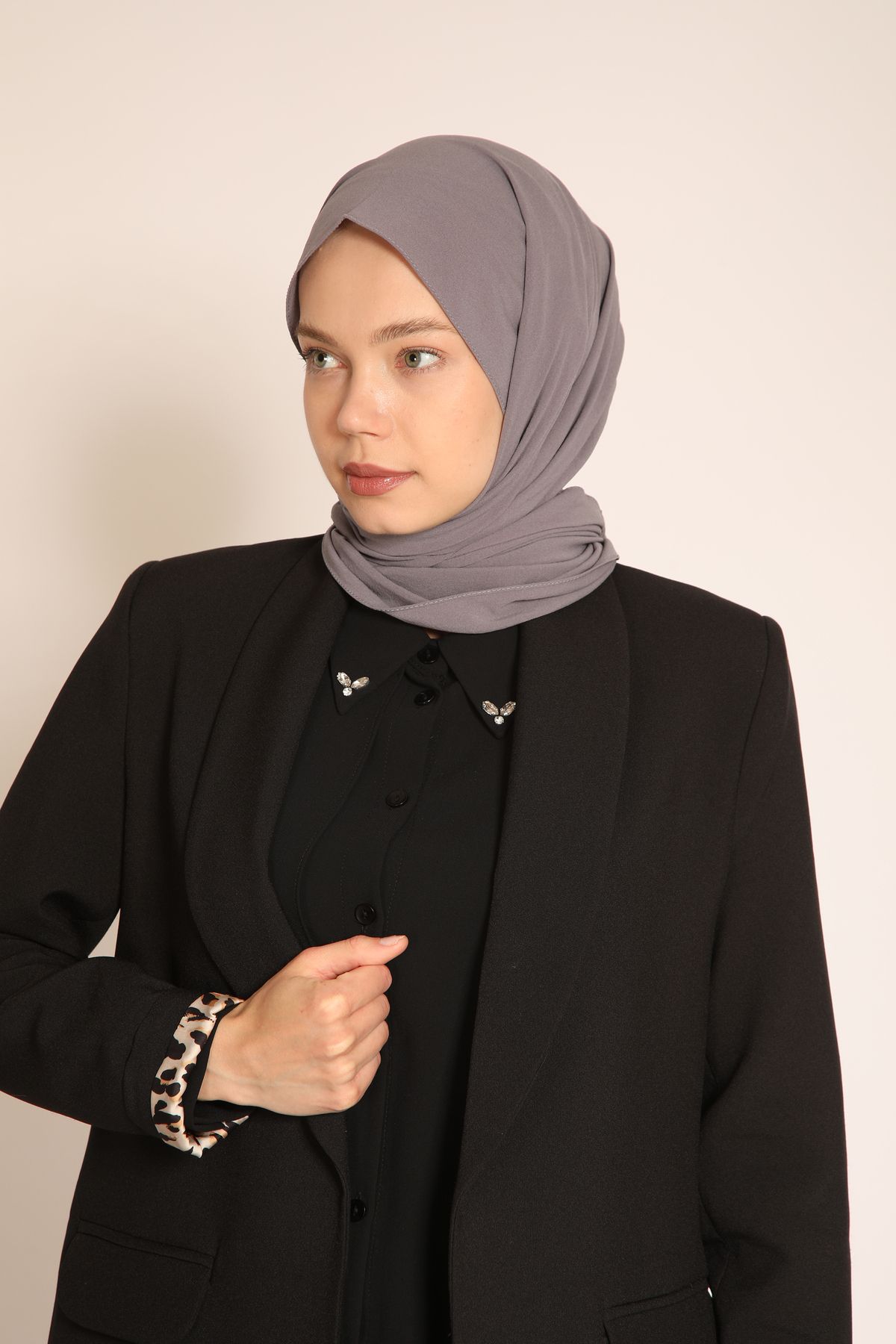 BERCHEM SCARF Akel Gri Şal – Günlük ve Özel Gün Kombinlerine Uygun, Dökümlü ve Zarif Tasarım