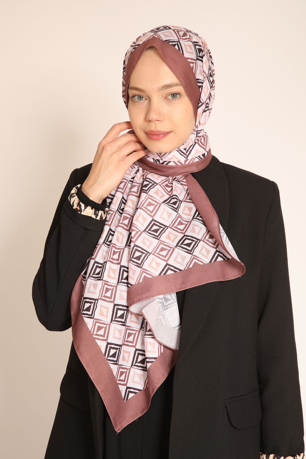 BERCHEM SCARF Akel Geometrik Desenli Soft Şal – Modern ve Zarif Tarzın Yeni Yüzü