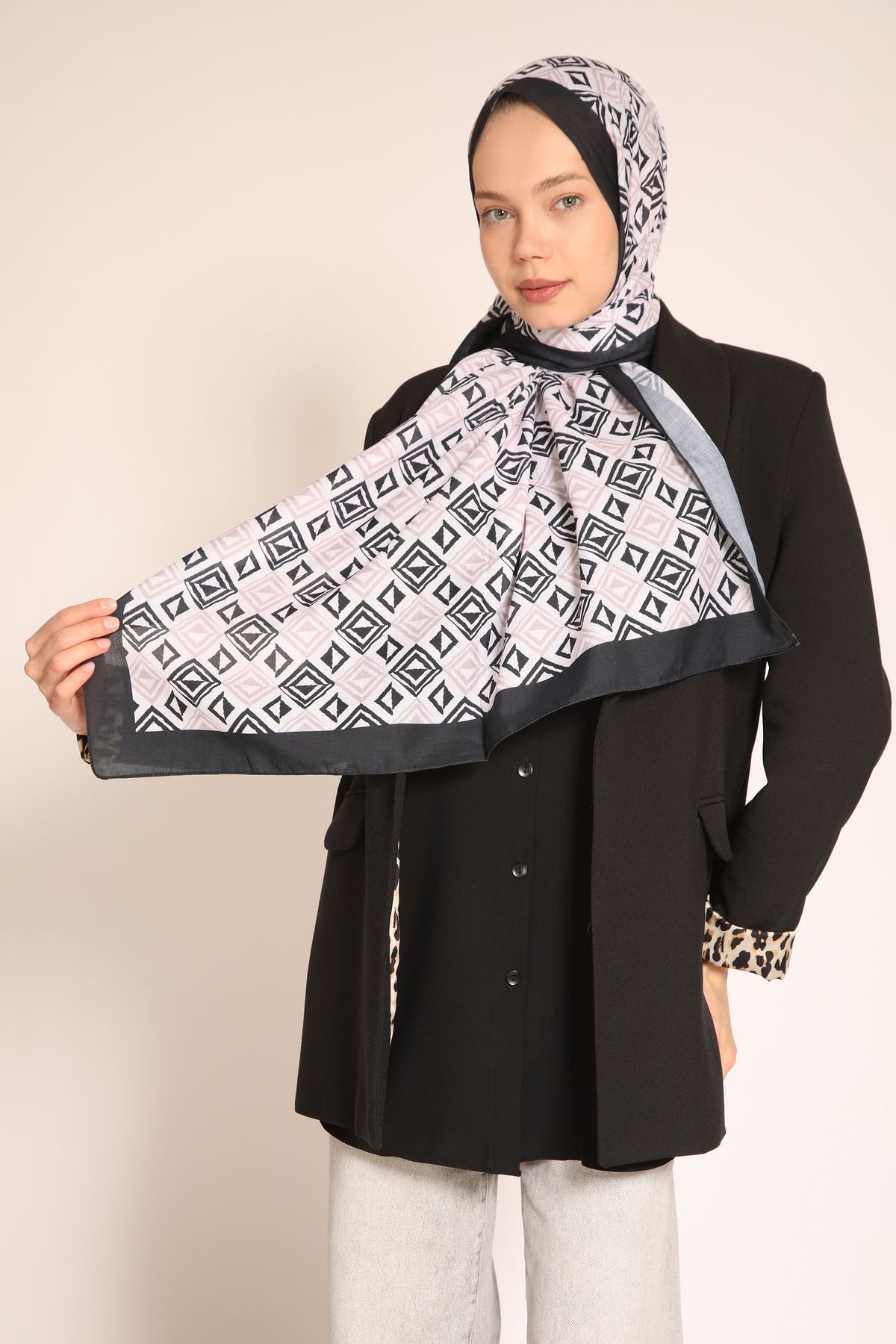 BERCHEM SCARF Akel Siyah Pudra Geometrik Desenli Şal – Zarif ve Modern Kombinlerin Vazgeçilmezi