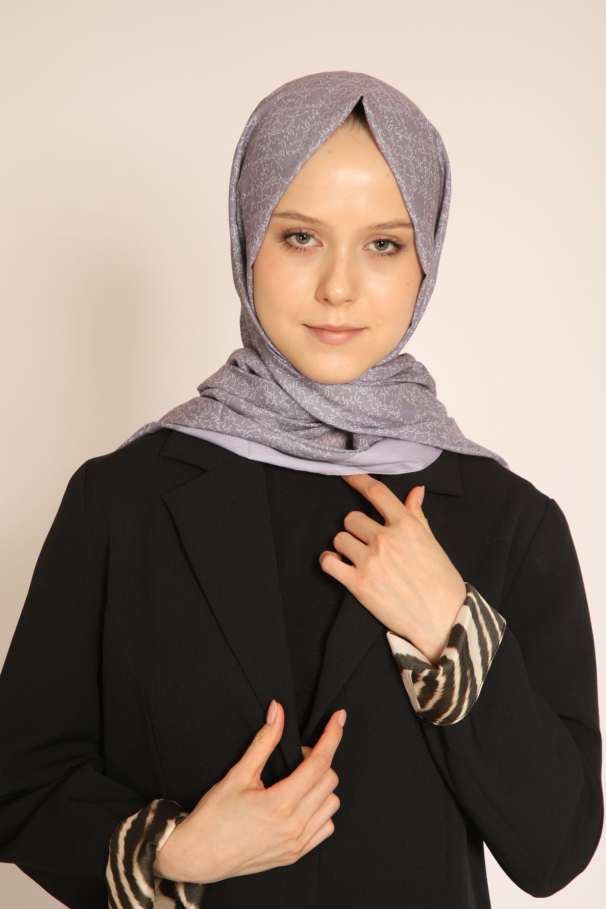 BERCHEM SCARF Akel Lila Desenli Şal – Modern ve Zarif Bir Dokunuş