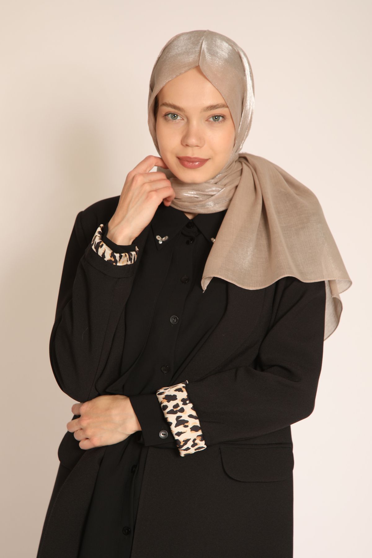 BERCHEM SCARF Akel Bej Şal – Işıltılı ve Zarif Tesettür Şal Modeli