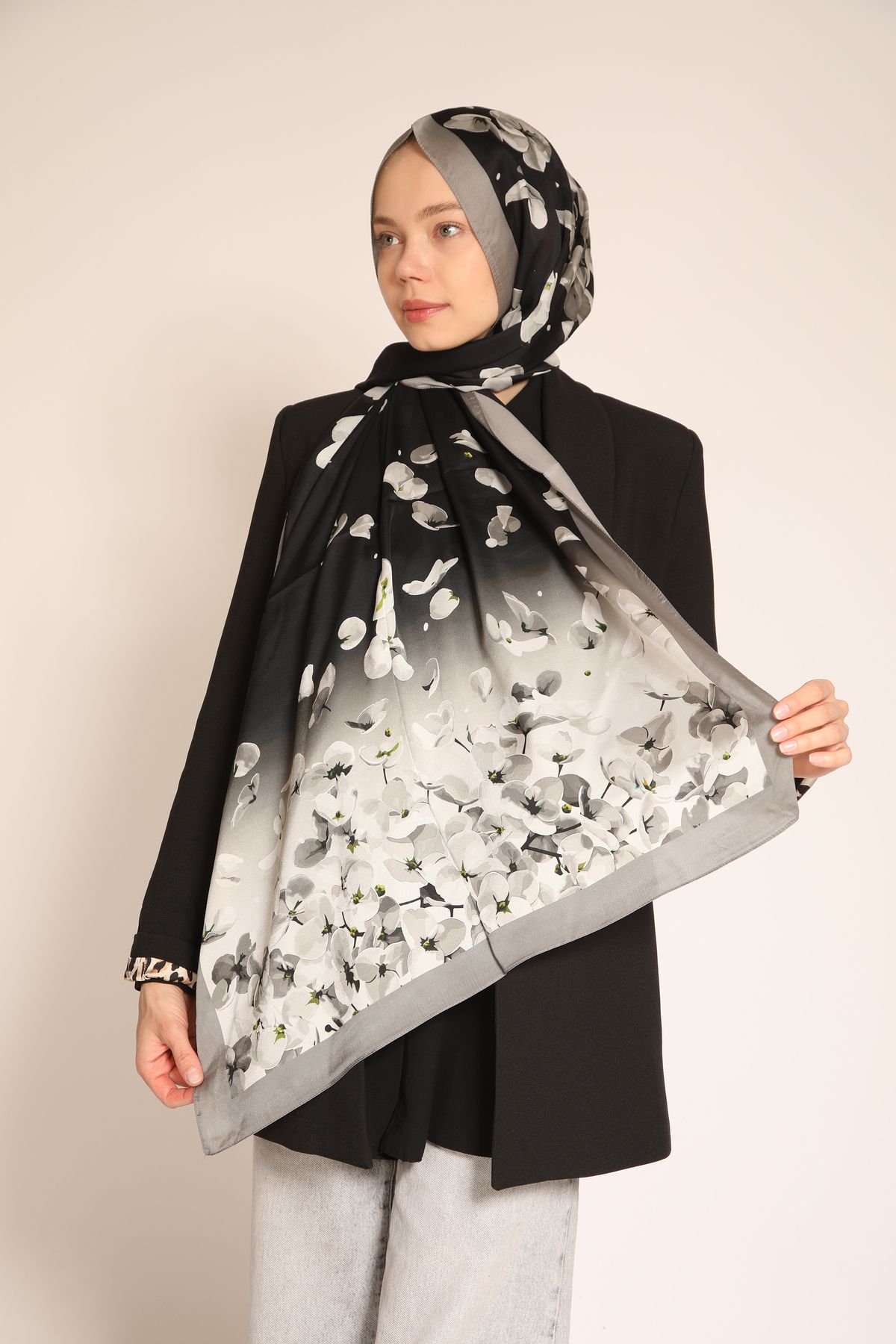 BERCHEM SCARF Akel Çift Taraflı Siyah Gri Çiçek Desenli Soft Şal