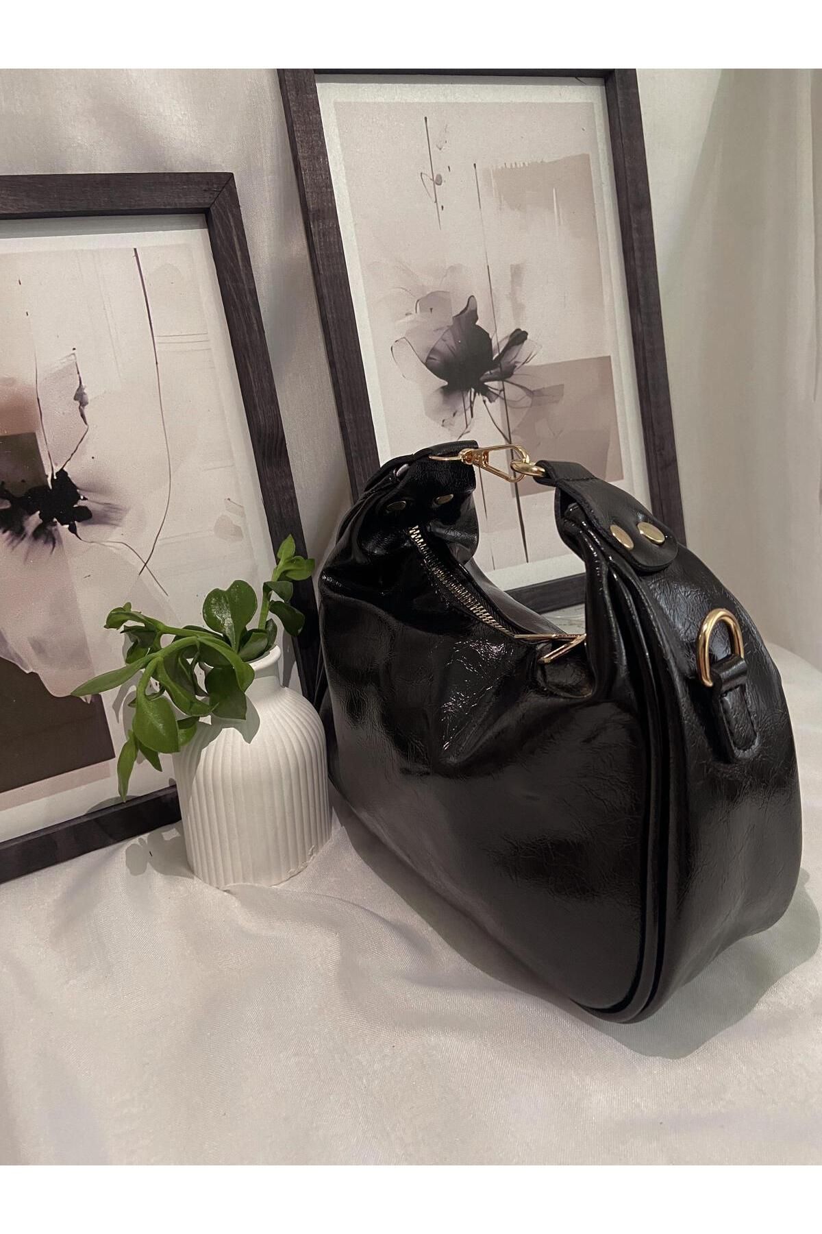 HOBO Bag Kadın Oval Mini Kahvrengi El Çantası.; Ürünün Askı Ipi Bulunmaktadır.; Bag