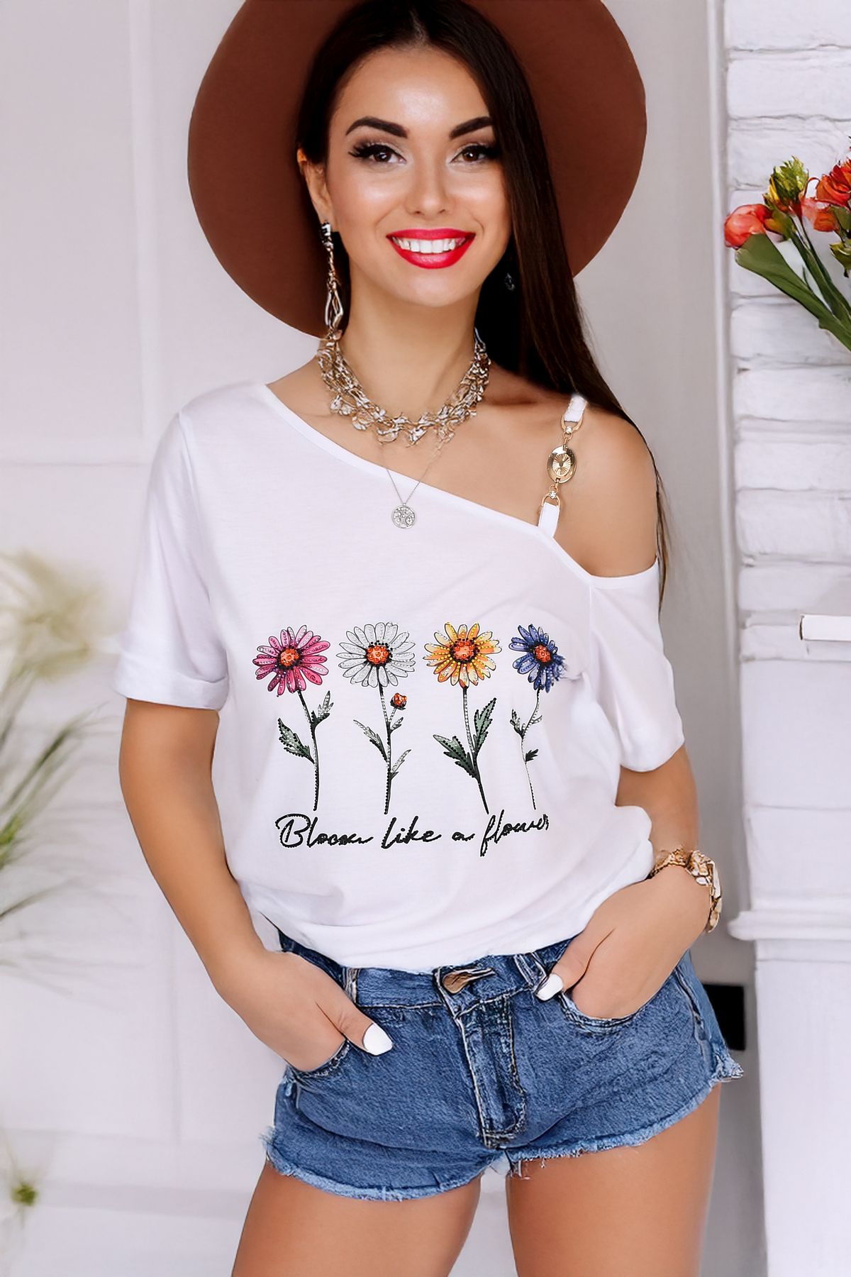 Pia Velle Bloom Like a Flower Baskı ve Taş İşlemeli Beyaz Kadın Tişört - Çiçek Gibi Aç - Pia Velle