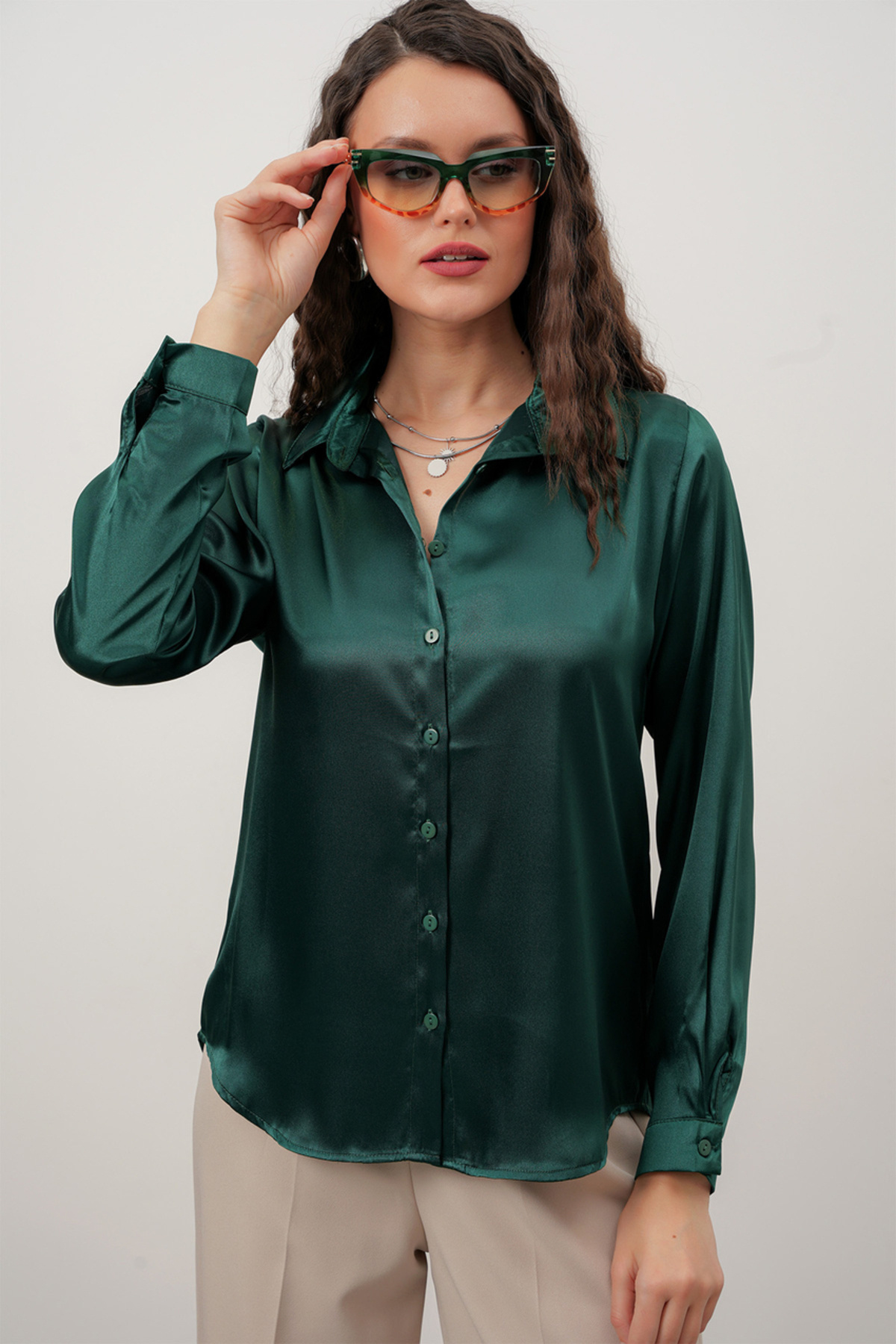 Merterium  Kadın Zümrüt Yeşili Saten Gömlek Geniş Beden Aralığı - Görsel 3
