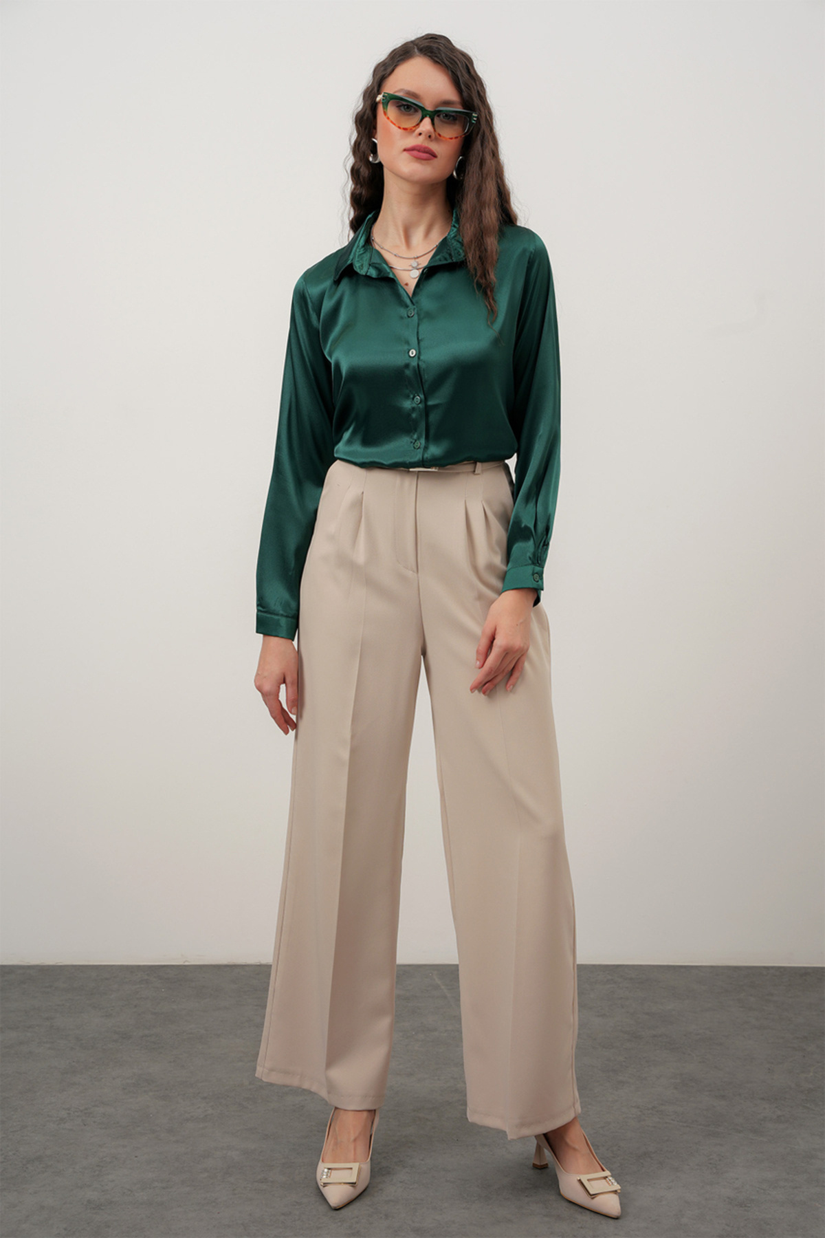 Merterium  Kadın Zümrüt Yeşili Saten Gömlek Geniş Beden Aralığı - Görsel 2