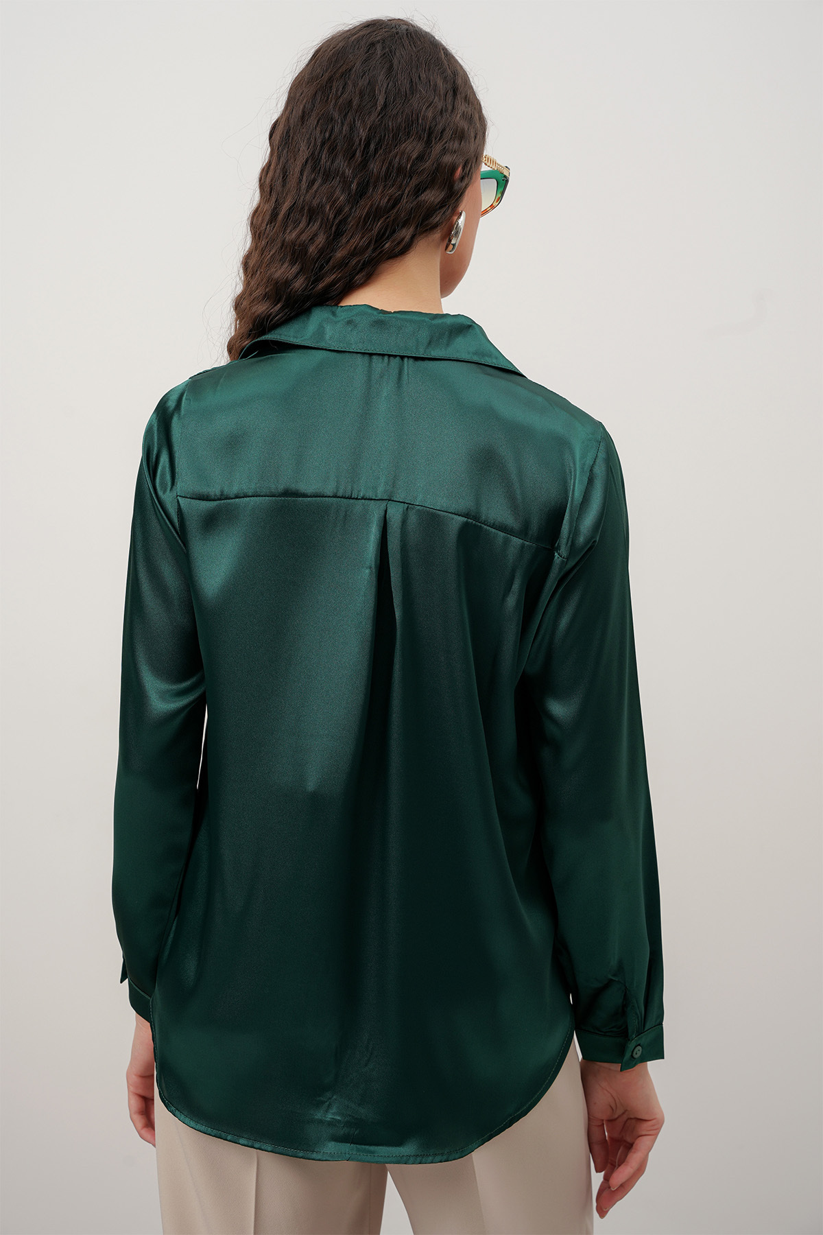Merterium  Kadın Zümrüt Yeşili Saten Gömlek Geniş Beden Aralığı - Görsel 7