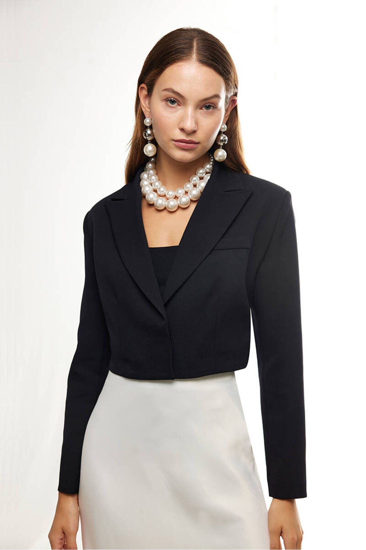 BE BLUE-Blazer negru crop - Design elegant și confortabil 6