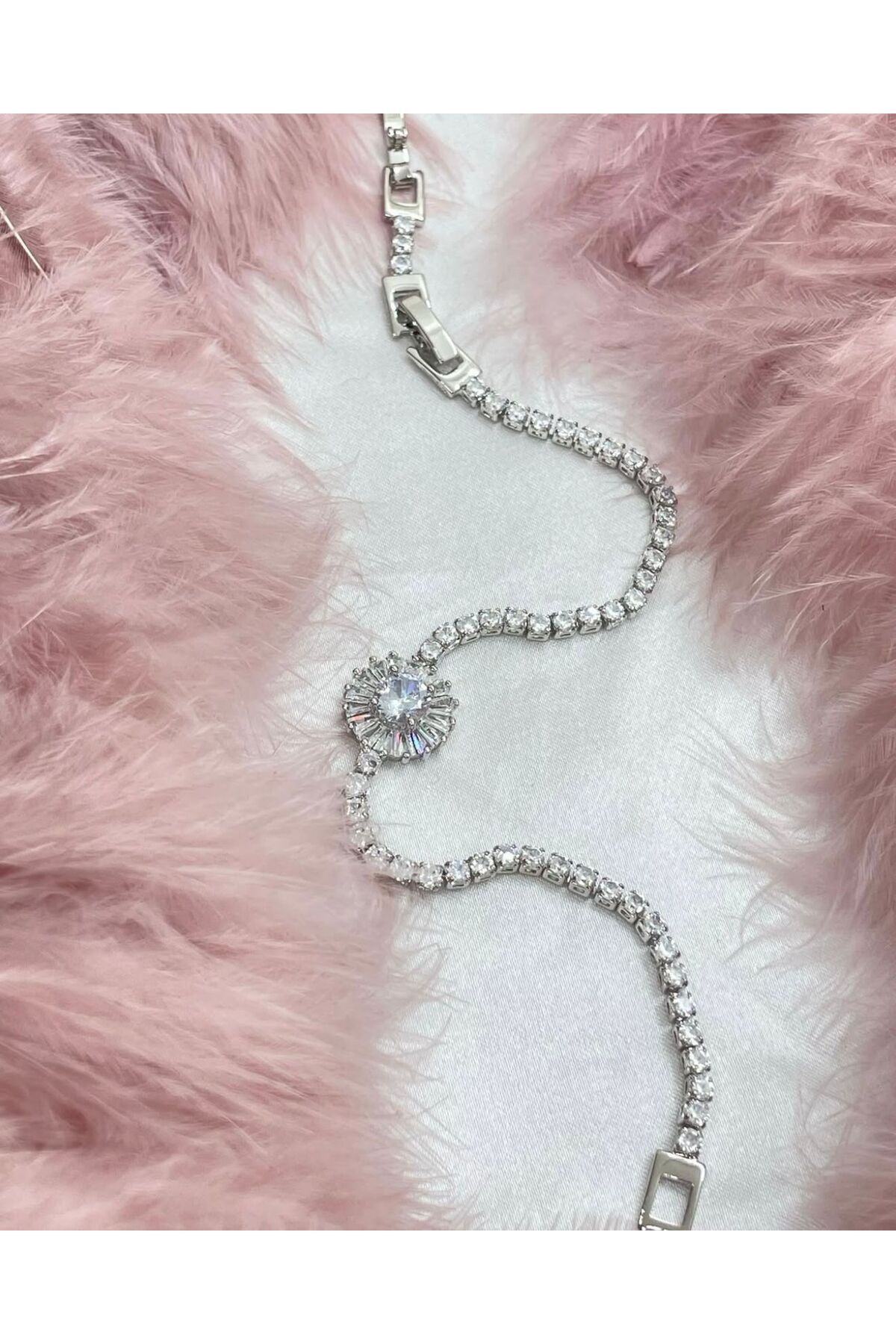 Butik Göz Kamaştıran Taşlı Çelik Bileklik - Özel Günlerin Vazgeçilmezi”