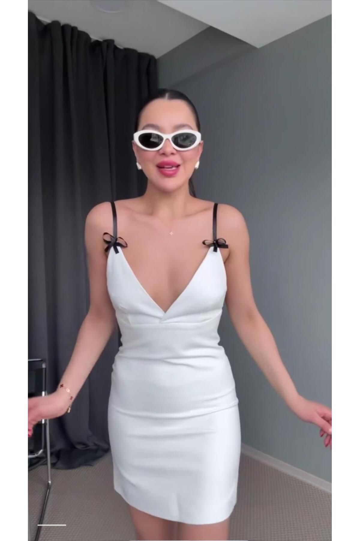 DUYGU FATOŞ SOYDAN BEYAZ FİYONK DETAY KISA ELBİSE