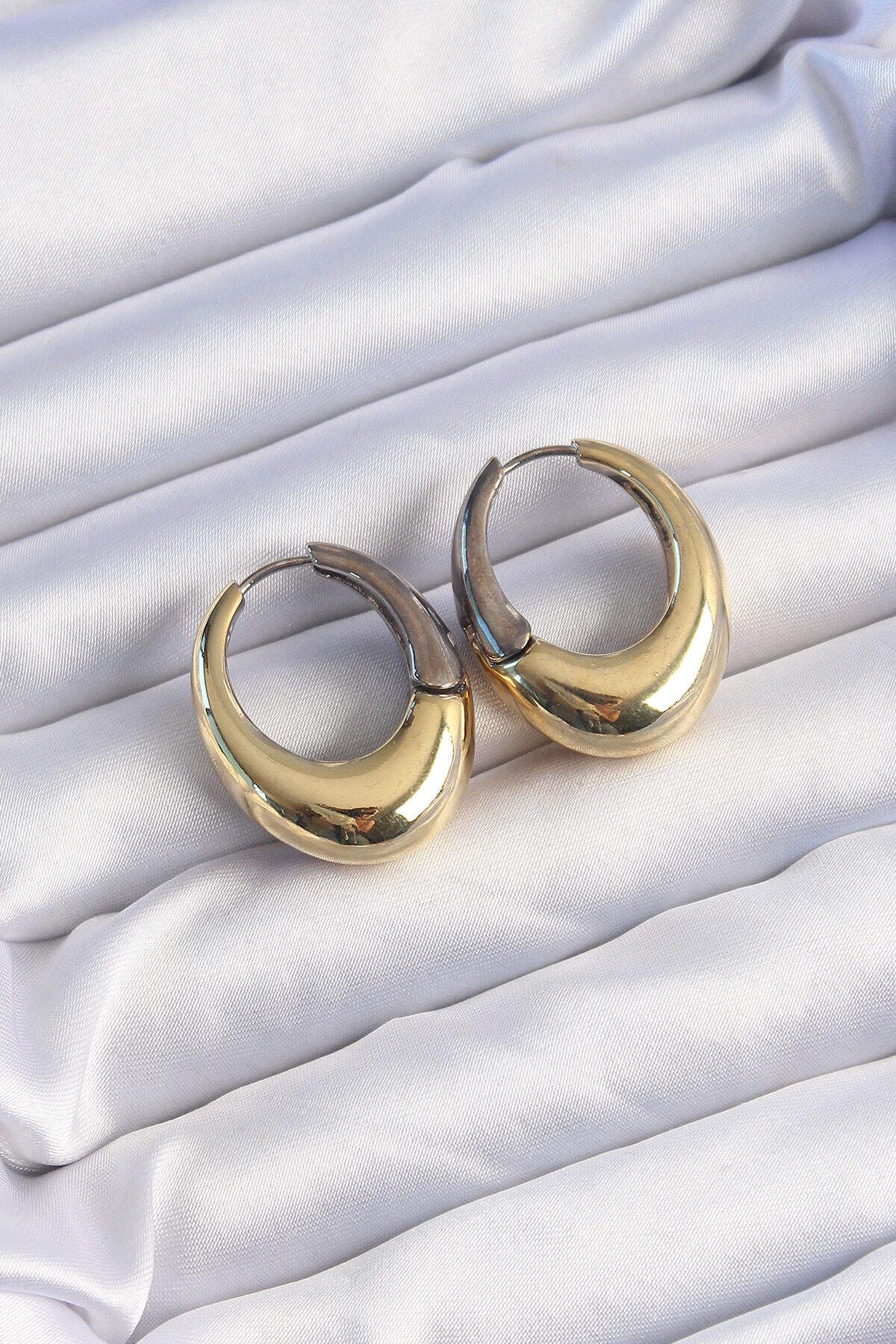 melfxxl eticaret Pirinç Gold Gümüş Renkli Oval Bombeli Küpe - Lisinya