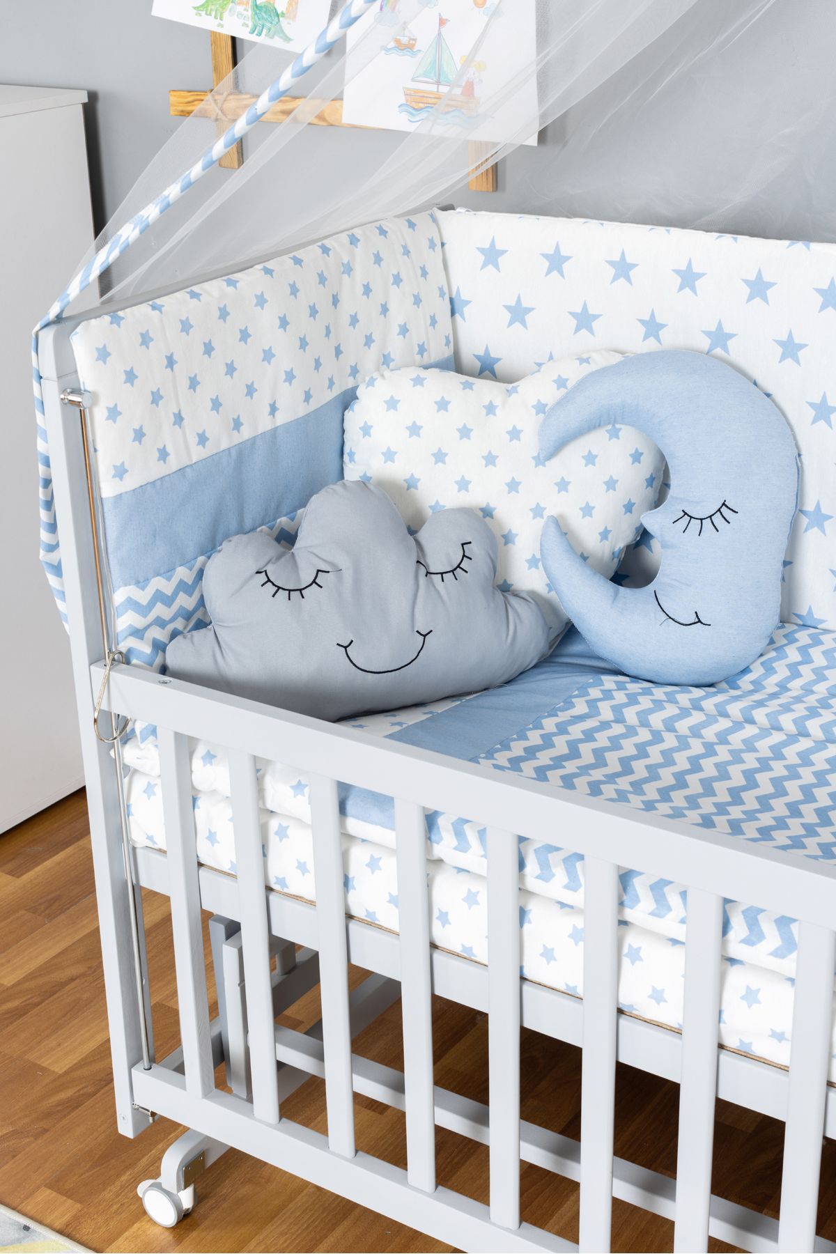 Carino Wins Ahşap Beşik Anne Yanı Yeni Doğan Asya Gri Bebek Beşiği MAVİ YILDIZ UYKU SETLİ + TEKERLEKLİ
