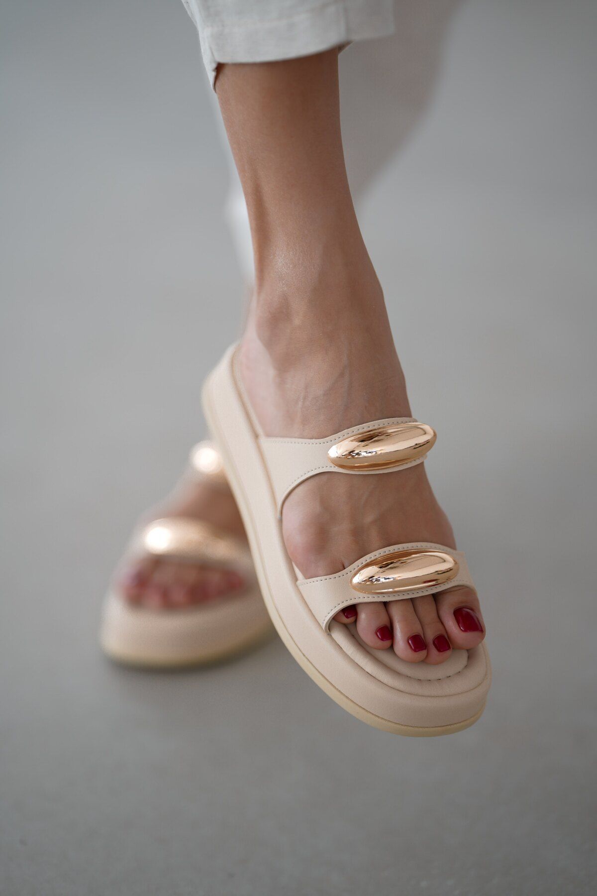 selinshoes Agathe Gold Toka Detaylı Kadın Terlik- BEJ