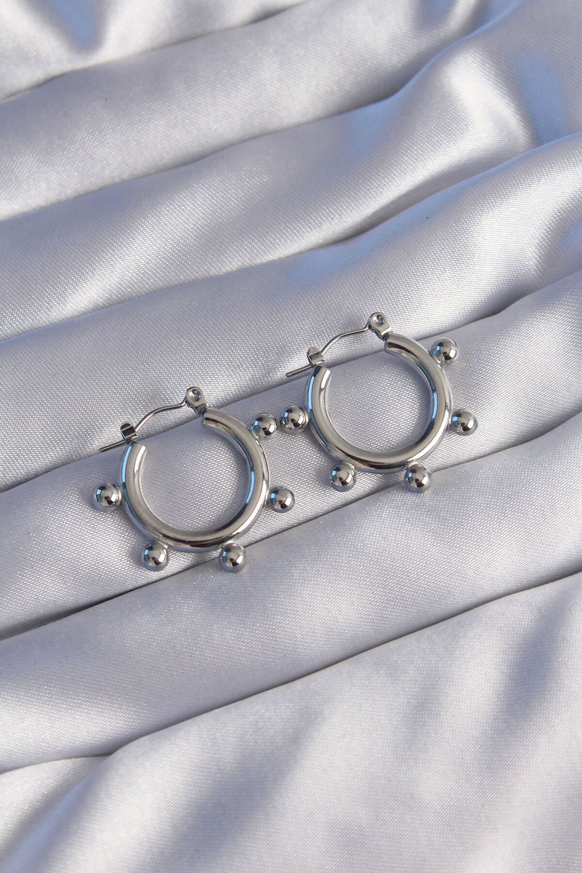 melfxxl eticaret 316L Çelik Gümüş Renk Topçuk Tasarımlı Oval Küpe - Lisinya