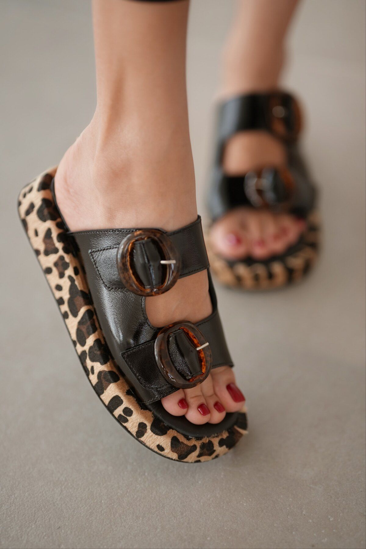 selinshoes Grain Leopar Taban Toka Detaylı Hakiki Deri Kadın Terlik- SİYAH