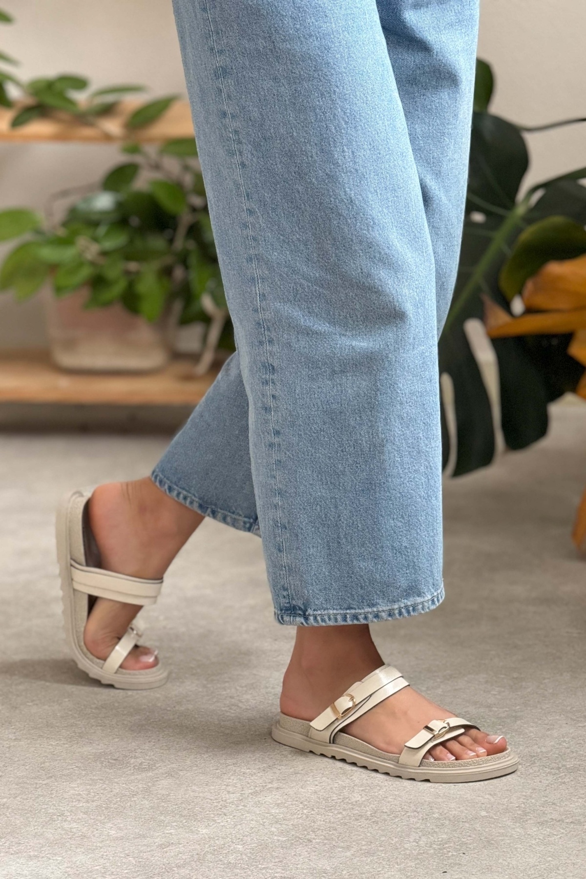 NİŞANTAŞI SHOES-Γυναικείες παντόφλες Happy Beige Wrinkled Matte με δύο αγκράφες με επίπεδη σόλα 7