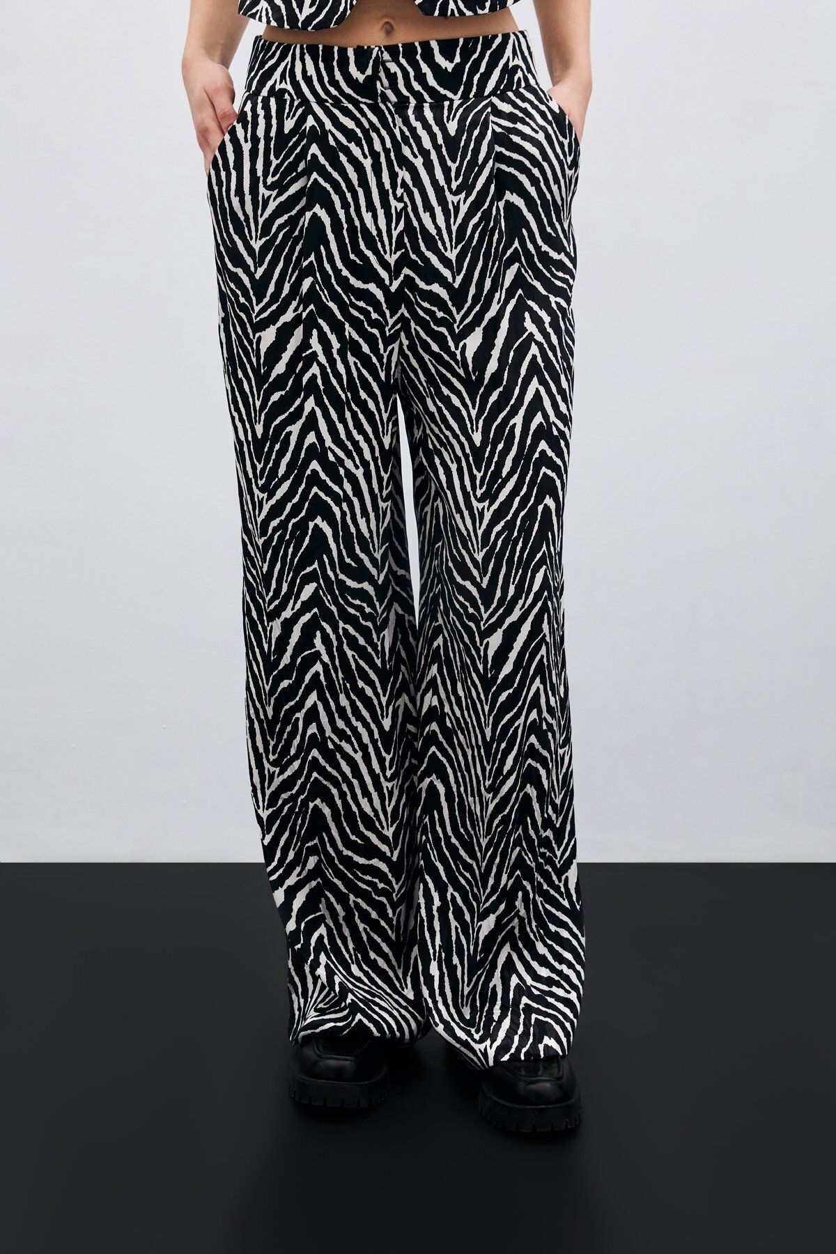 Sateen-Zebra Pattern Trousers - Black 7