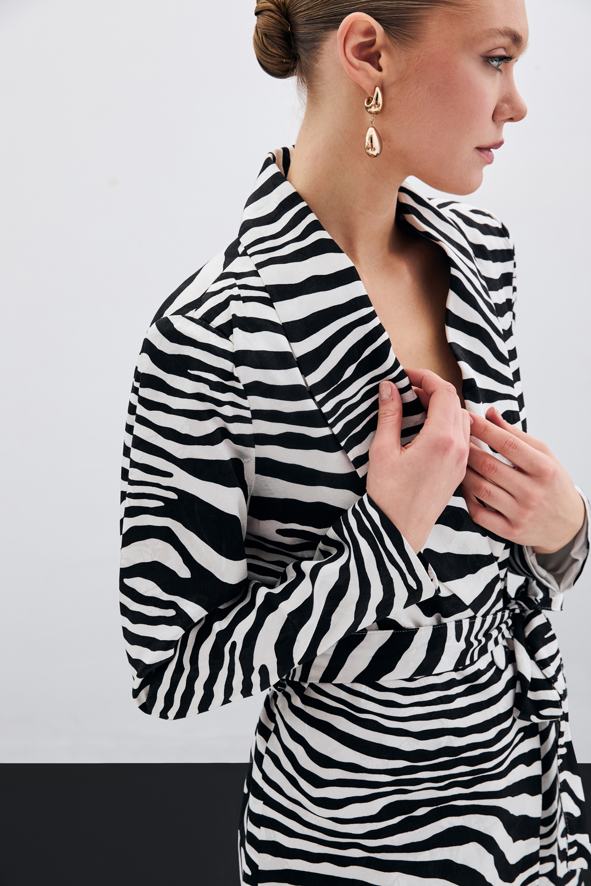 Sateen-Jachetă Zebra cu curea - neagră 4