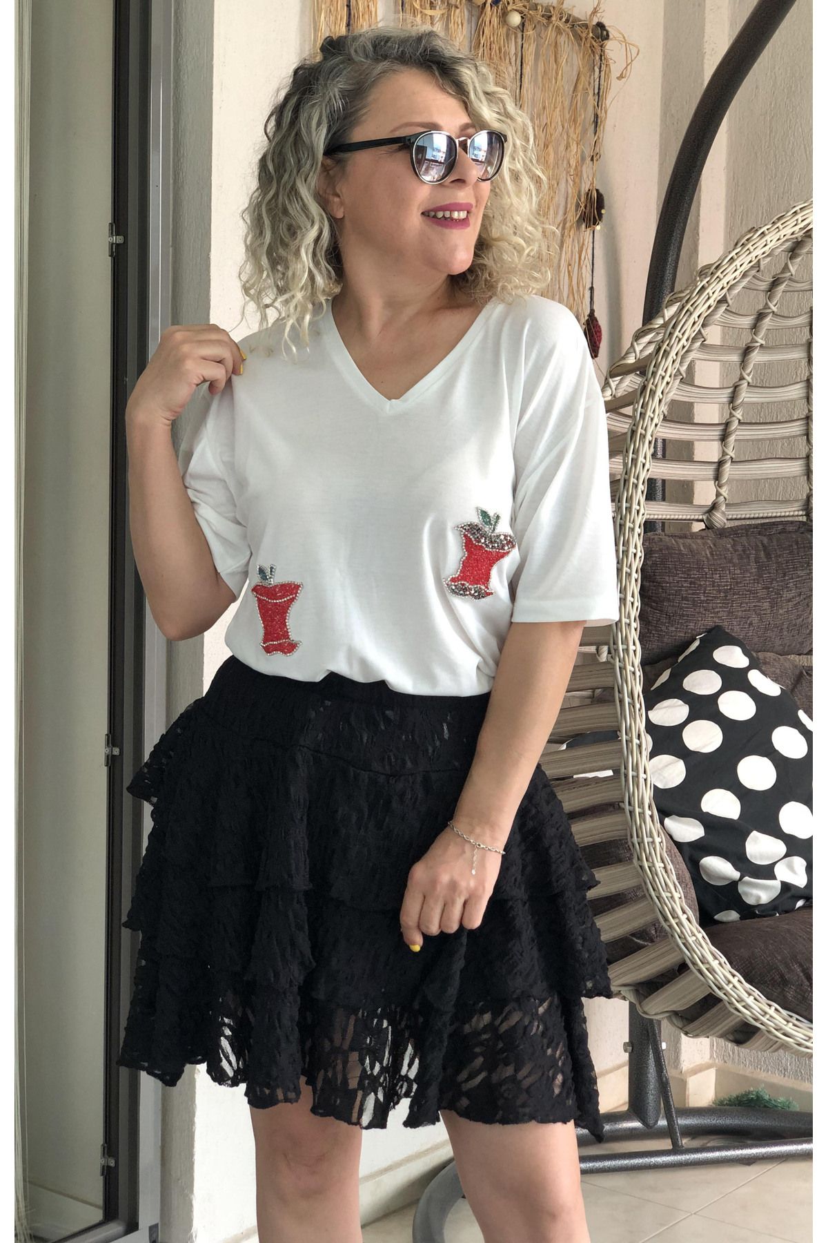 Dila Butik Elma Taş Detaylı V Yaka T-Shirt