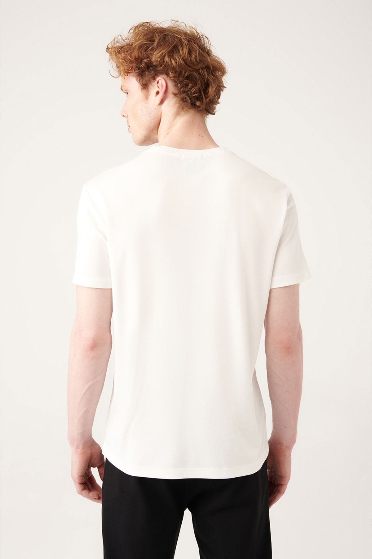 Avva-Ecrufarbenes Herren-T-Shirt mit Rundhalsausschnitt und weichen Knöpfen A31y1003 4