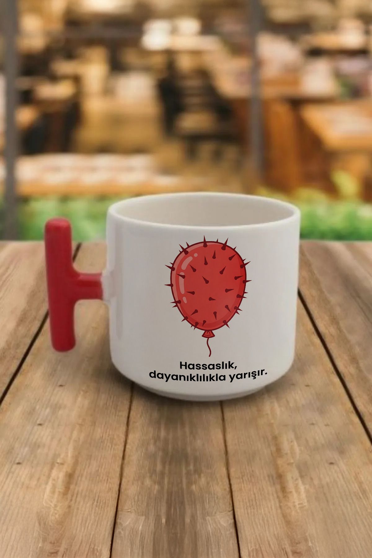 DozNest "Hassaslık, dayanıklılıkla yarışır." Yazılı Kırmızı Kulplu Kupa Bardak - DZB44