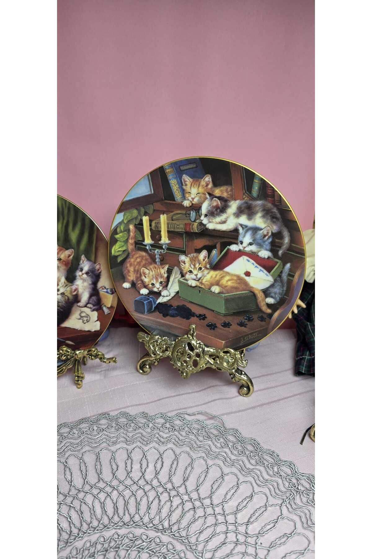 porselen Kedi Figürlü Duvar Tabagı 26 cm