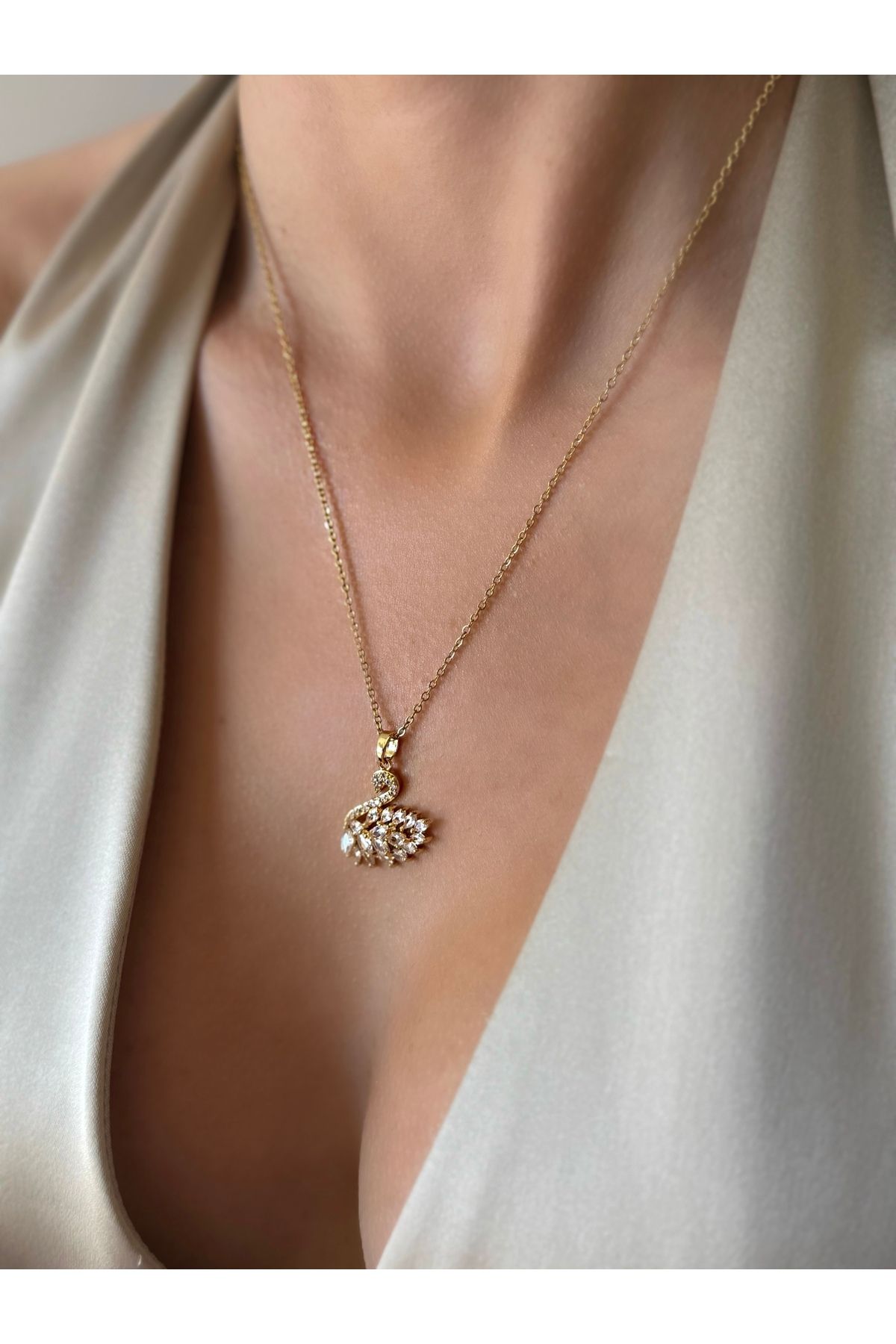 İNN JEWELLERY Çelik Kolye Kararmaz Kuğu Figürlü (2 YIL İTHALATÇI GARANTİLİ)