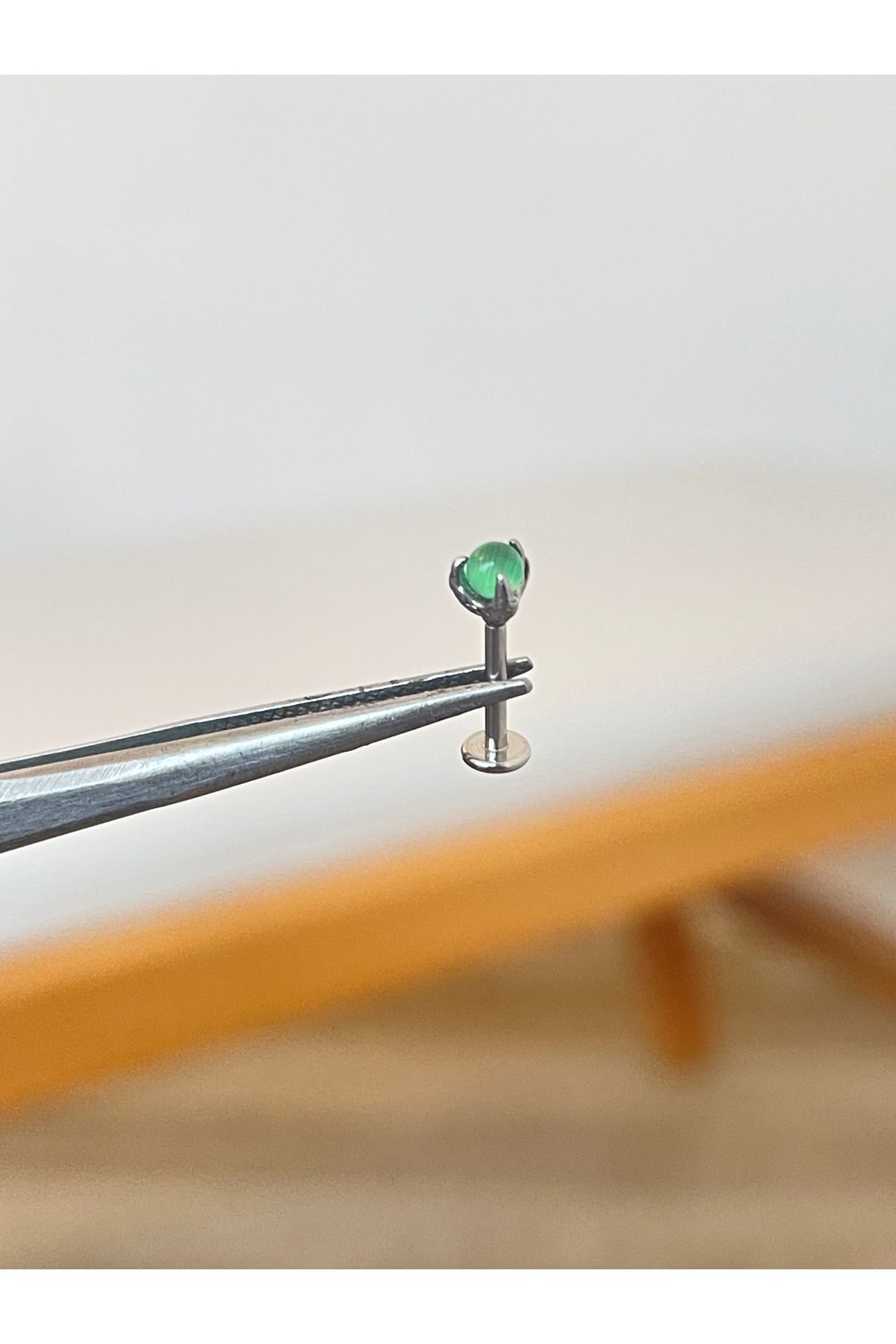 Rupen Kraft 316 L Cerrahi Çelik Pençe Modeli Yeşil Taşlı Kıkırdak Helix Tragus Piercingi