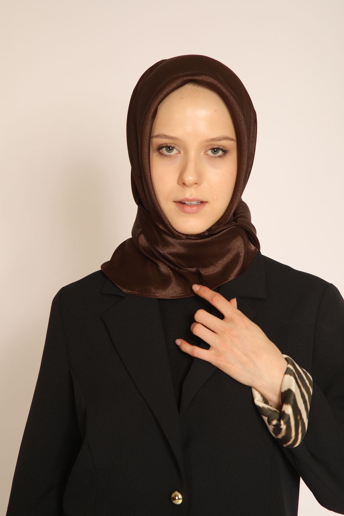 BERCHEM SCARF Akel Kahverengi Düz Kristal Eşarp – Parlak Dokulu, Klasik ve Modern Kombinler İçin Uygun