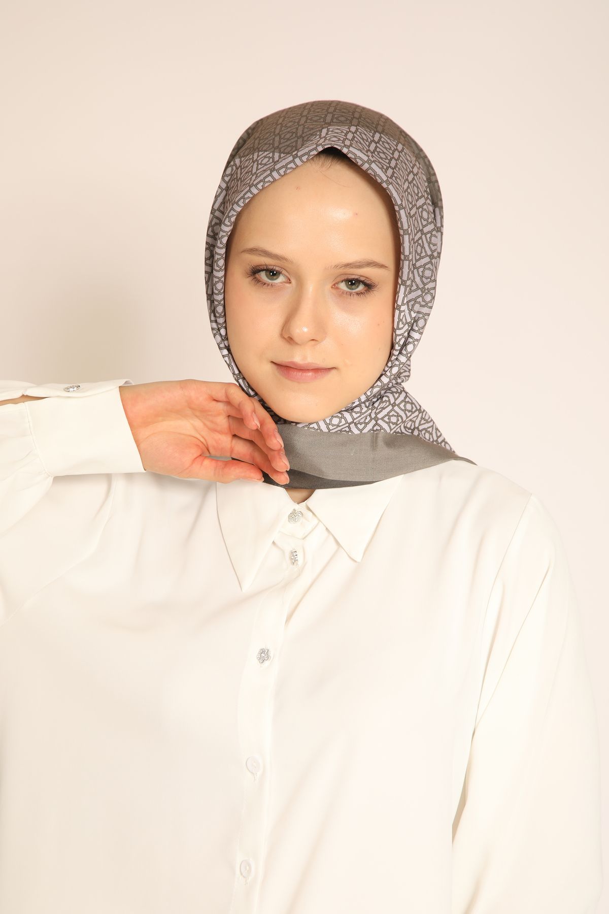 BERCHEM SCARF Akel Geometrik Desenli Vizon Renk Eşarp – Modern ve Şık Tasarım