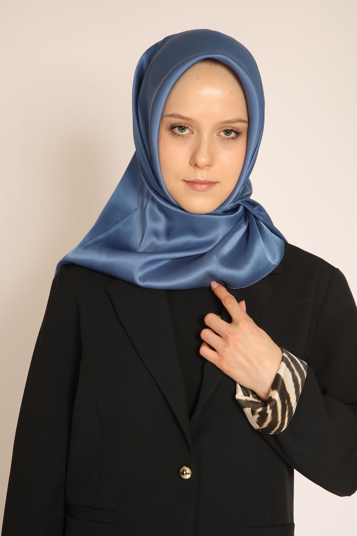 BERCHEM SCARF Akel Saks Mavi Düz Kristal Eşarp – Işıltılı, Kaymaz ve Tok Duruşlu Tesettür Eşarp Modeli
