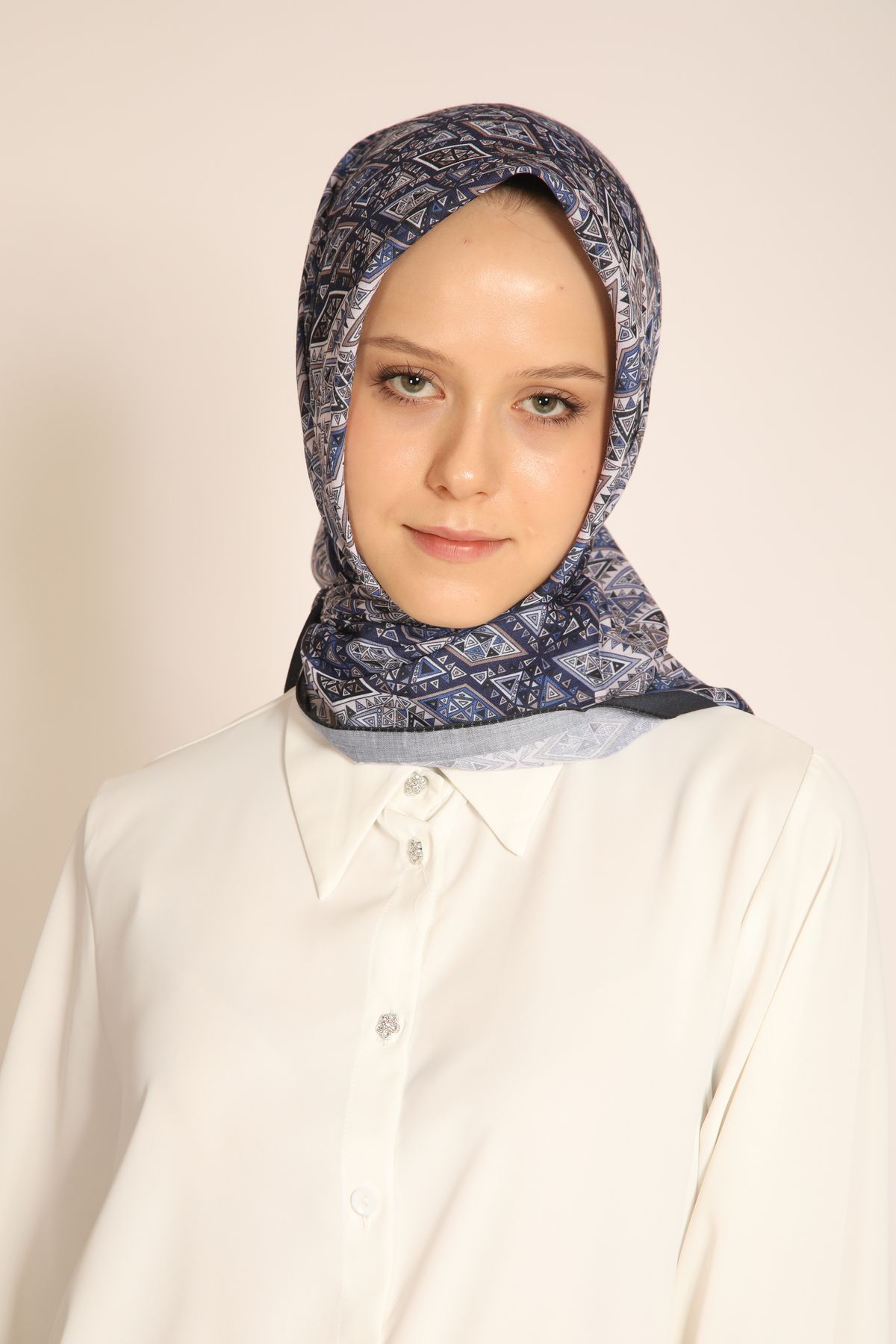 BERCHEM SCARF Akel Etnik Desenli Lacivert Eşarp – Modern ve Zarif Tasarım