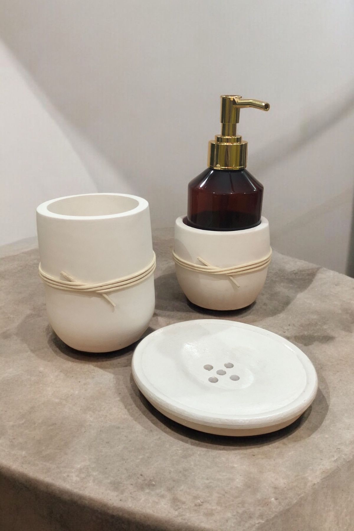 RocArt Home Beton Oval Banyo Seti Doğal Rattan Detaylı ( Sıvı Sabunluk, Diş Fırçalık, Katı Sabuluk)