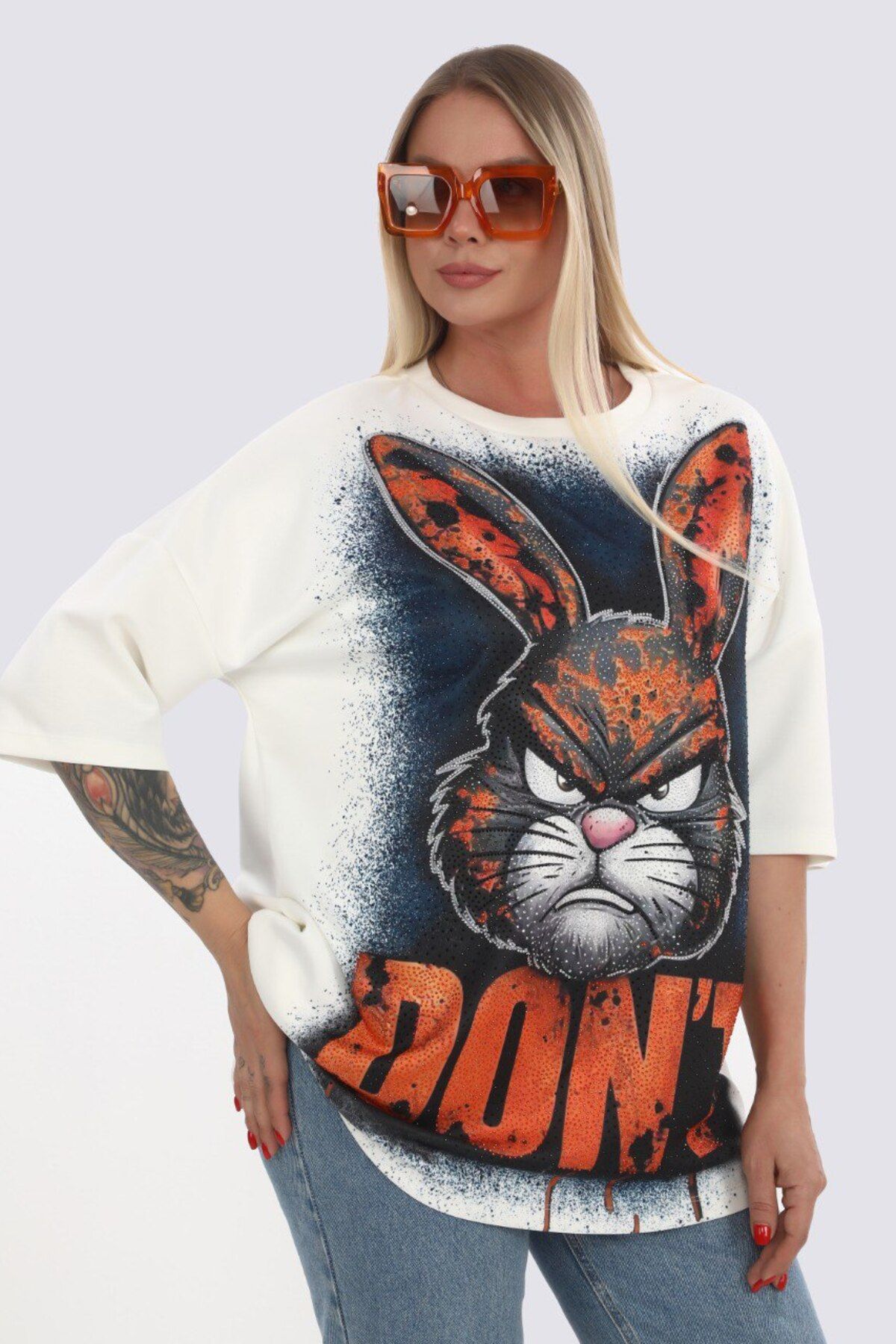 King Bee KRİSTAL TAŞ SÜSLEMELİ TAVŞAN BASKILI BÜYÜK BEDEN KISA KOLLU MODAL KADIN TSHIRT