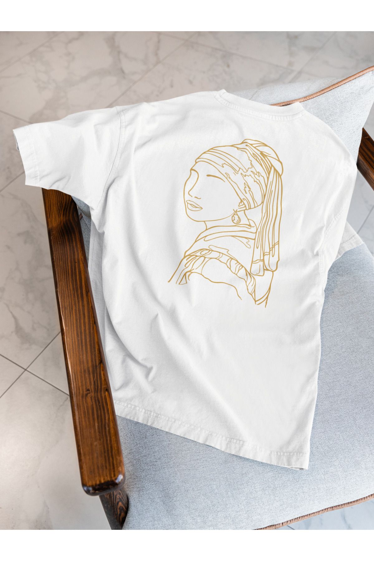 Sheeshbucks İnci Küpeli Kız Art Tasarımlı Kadın Oversize Beyaz Tişört