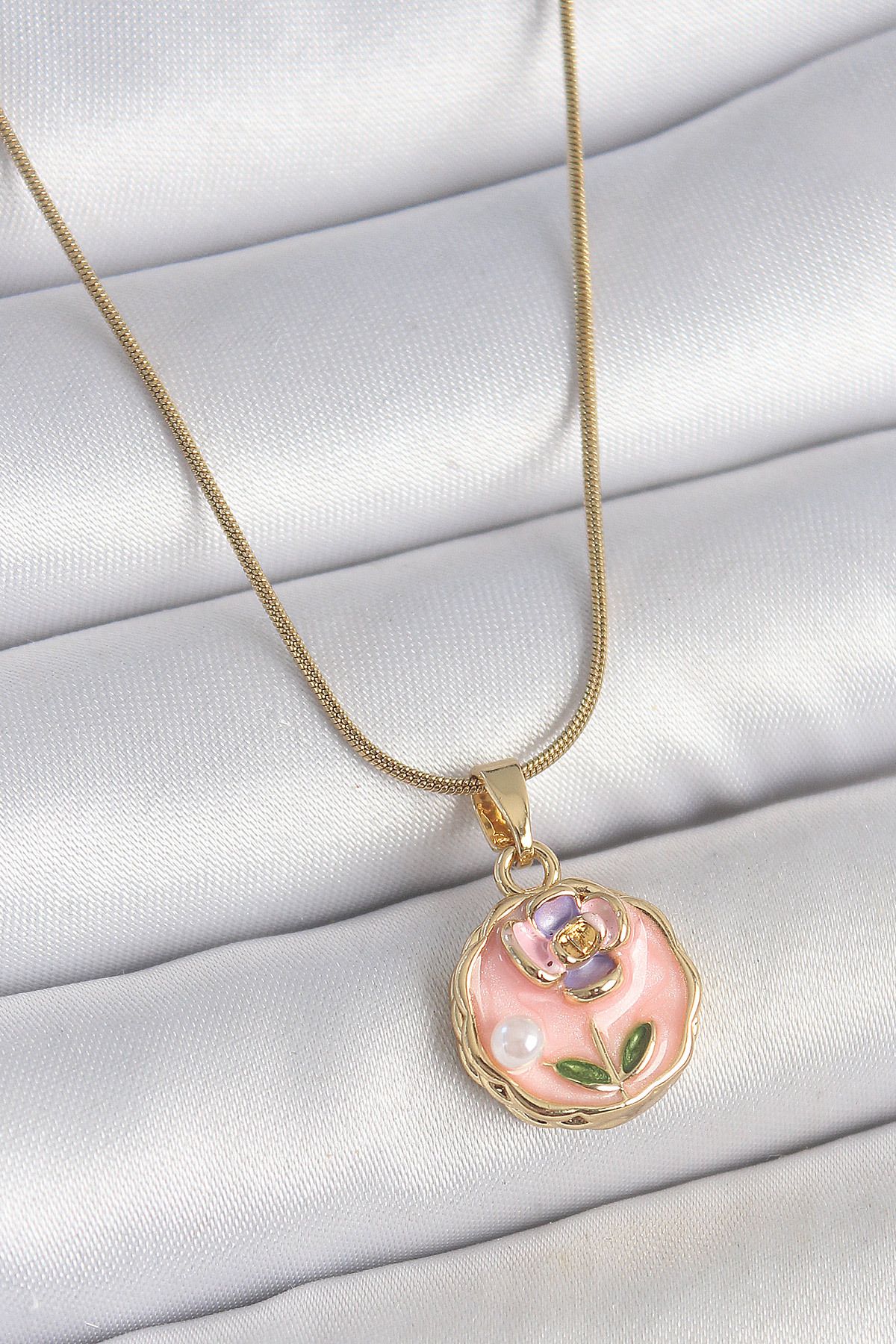 seZZeon 316L Çelik Gold Renk Zincir Pembe Minimal Çiçek İşlemeli İnci Detay Portre Model Kadın Kolye