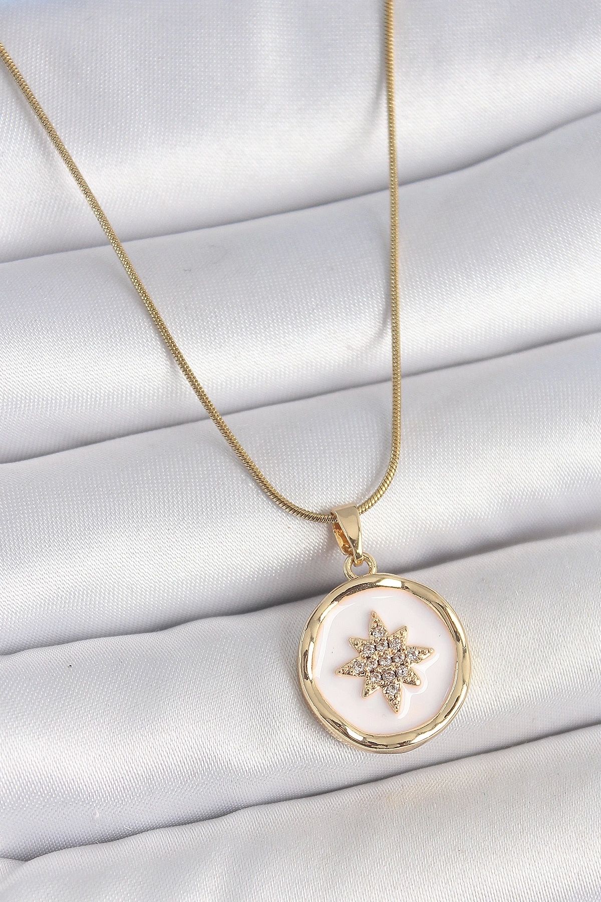 GLIMMERY 316L Çelik Gold Renk Zincir Beyaz Mineli Zirkon Taşlı Kuzey Yıldız İşlemeli Madalyon Model Kadın Kol
