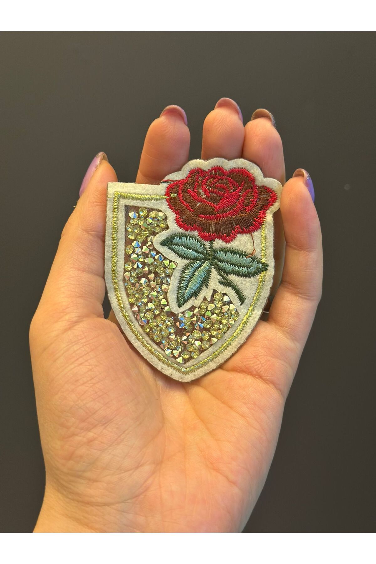 Gönülden Tasarım ÜTÜ İLE YAPIŞAN TAŞ İŞLEME ÇİÇEKLİ ARMA DİKİŞ APLİKE 7X6 CM