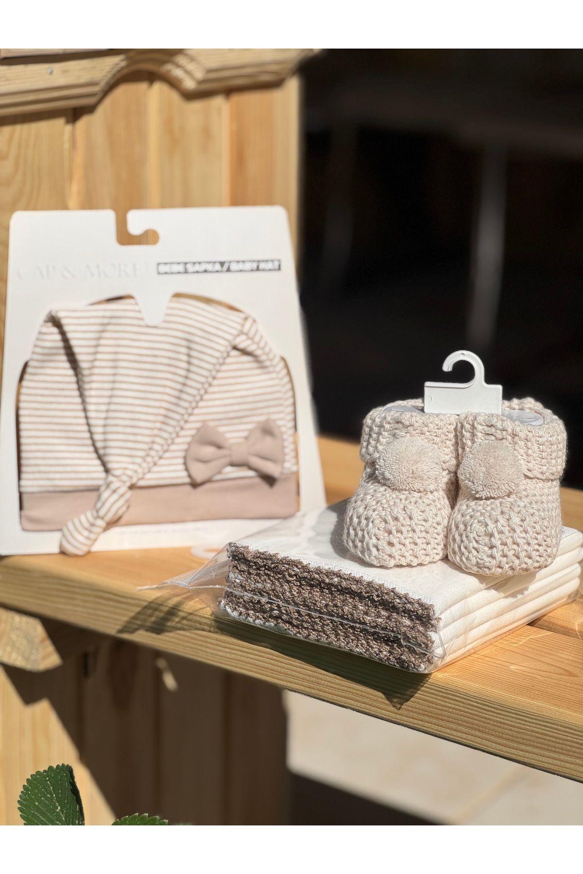 BETSY STUDIO Premium Pamuklu Bere& Organik 10lu Mendil& Bej Patik Yenidoğan Bebek Hediyelik Set