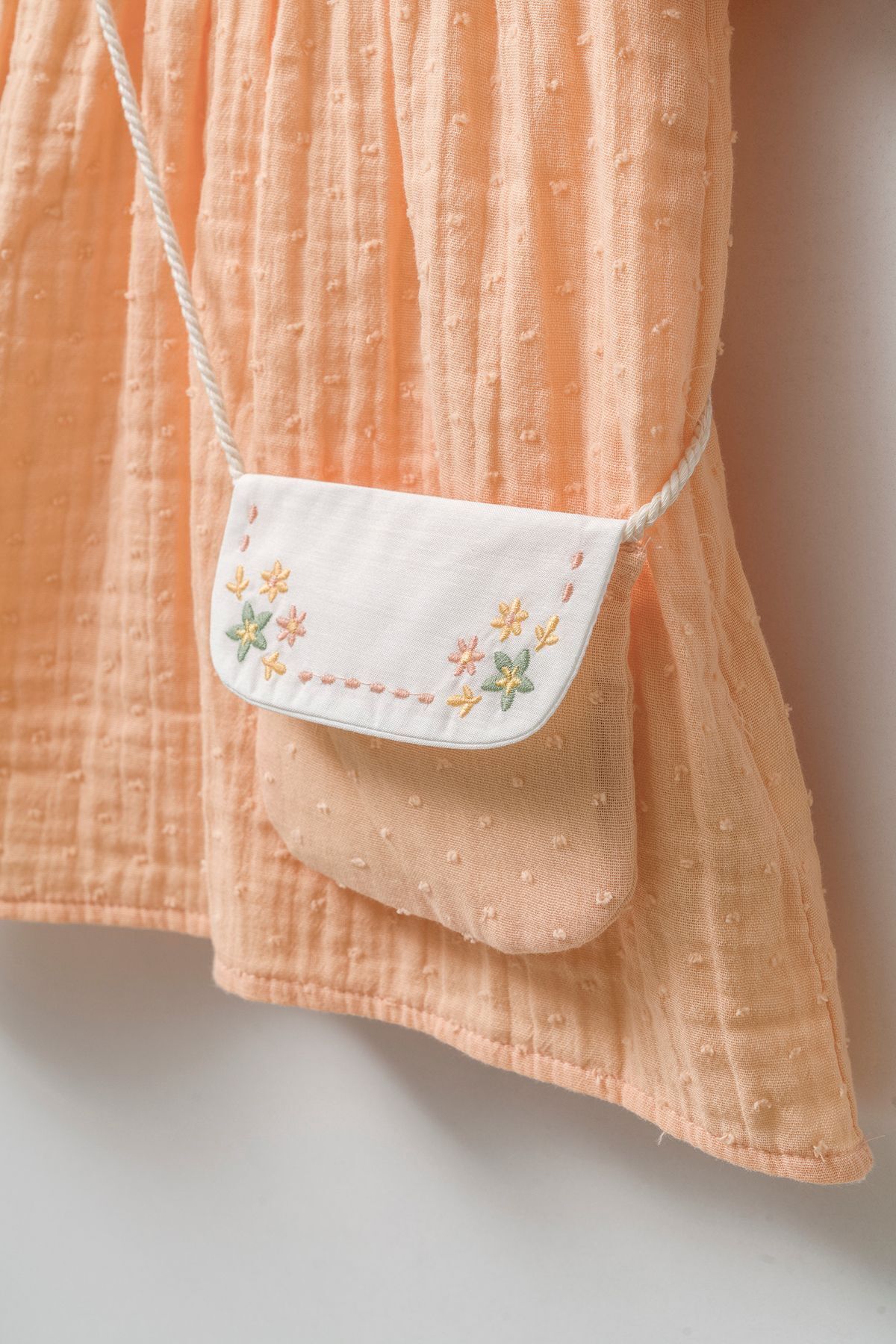 Minipodyum Kız Bebek Nakışlı Bebe Yaka Müslin %100 Pamuk Çantalı Bayramlık Elbise fotoğrafı 3 (önizleme)