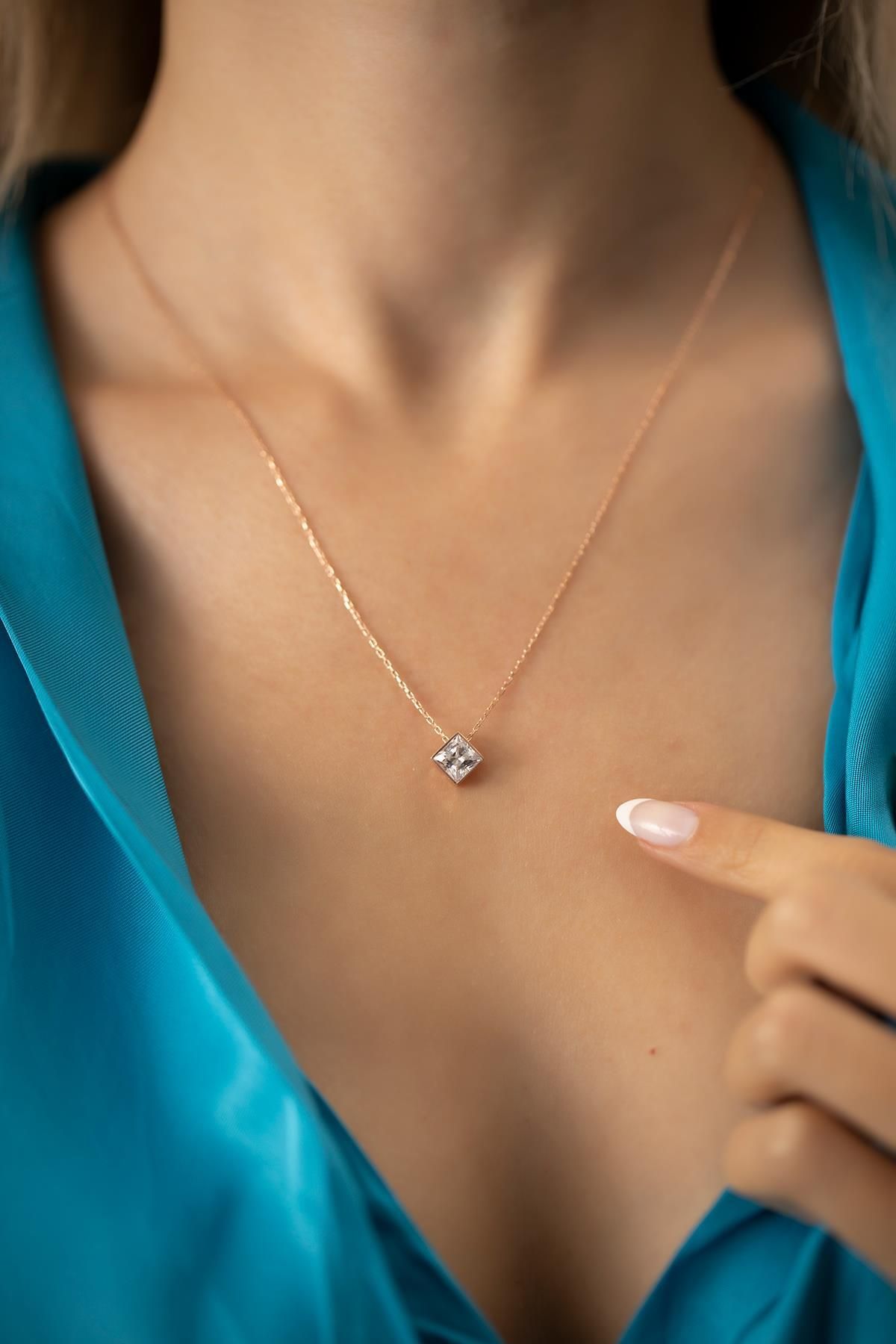 Ninova Silver Kare Model Rose Kaplama Gümüş Zirconia Kolye