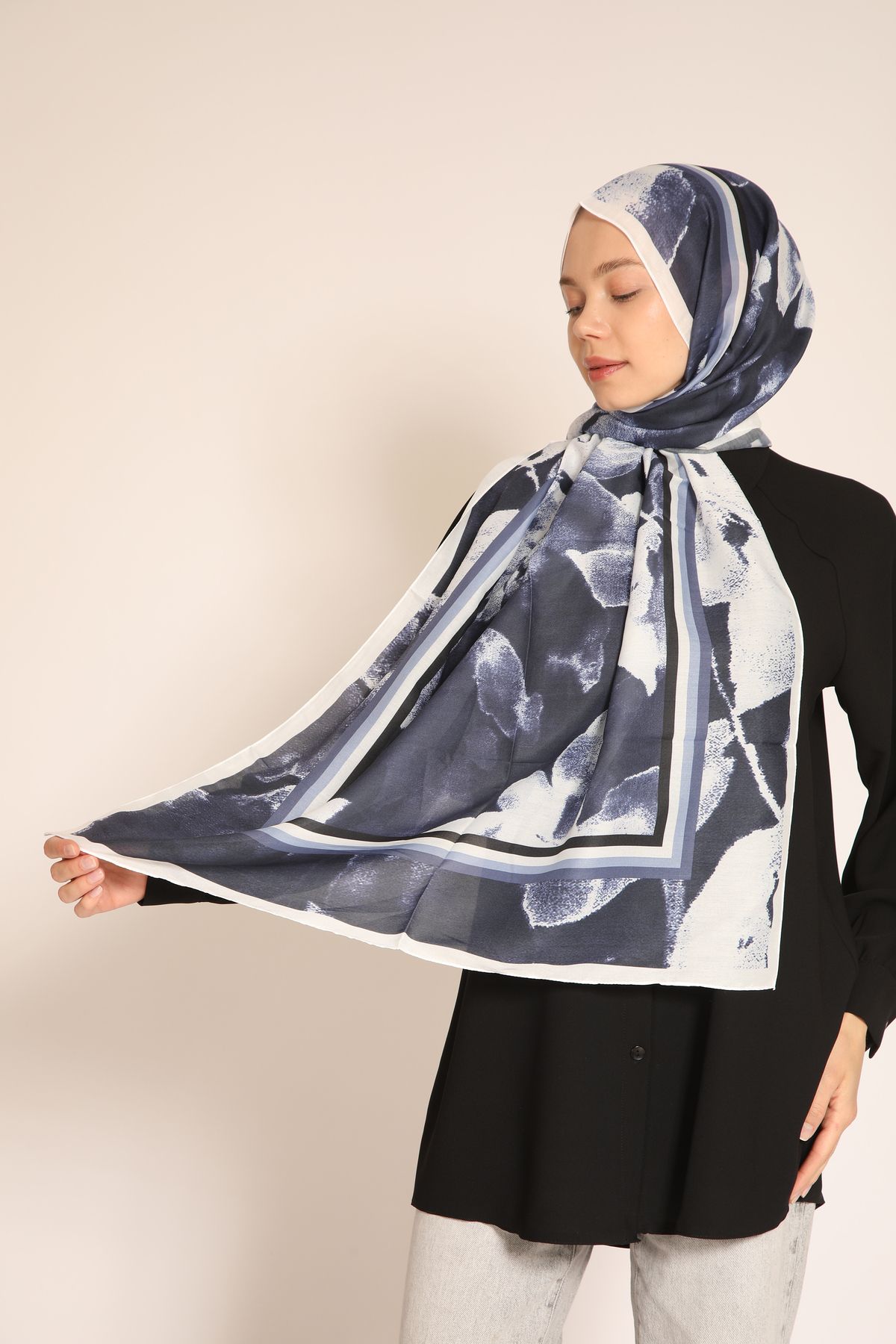 BERCHEM SCARF Soyut Sanat Etkili Soft Şal | Lacivert Çiçek ve Yaprak Desenli Kadın Şal