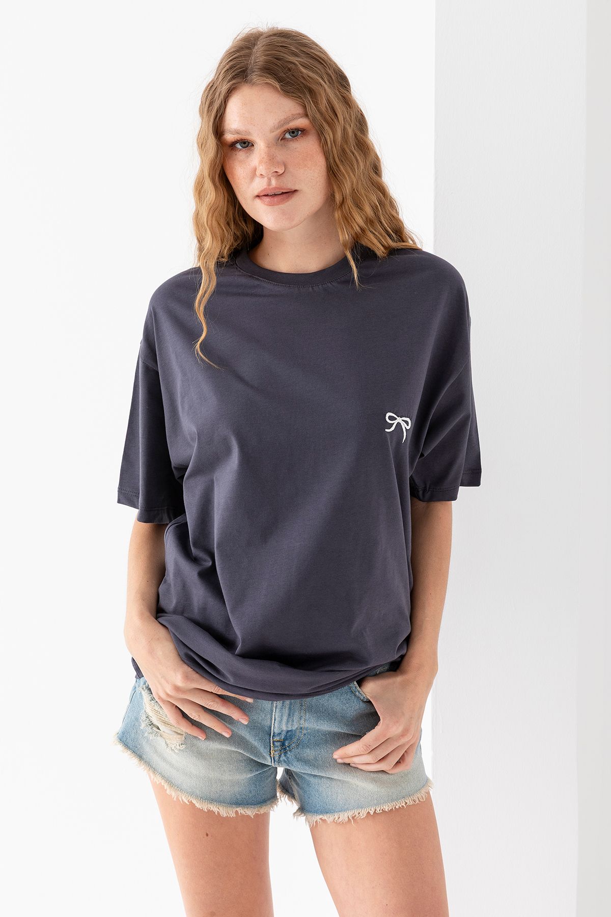 GİYSA Kadın Bisiklet Yaka Fiyonk Nakışlı %100 Pamuklu T-Shirt Antrasit - 25789