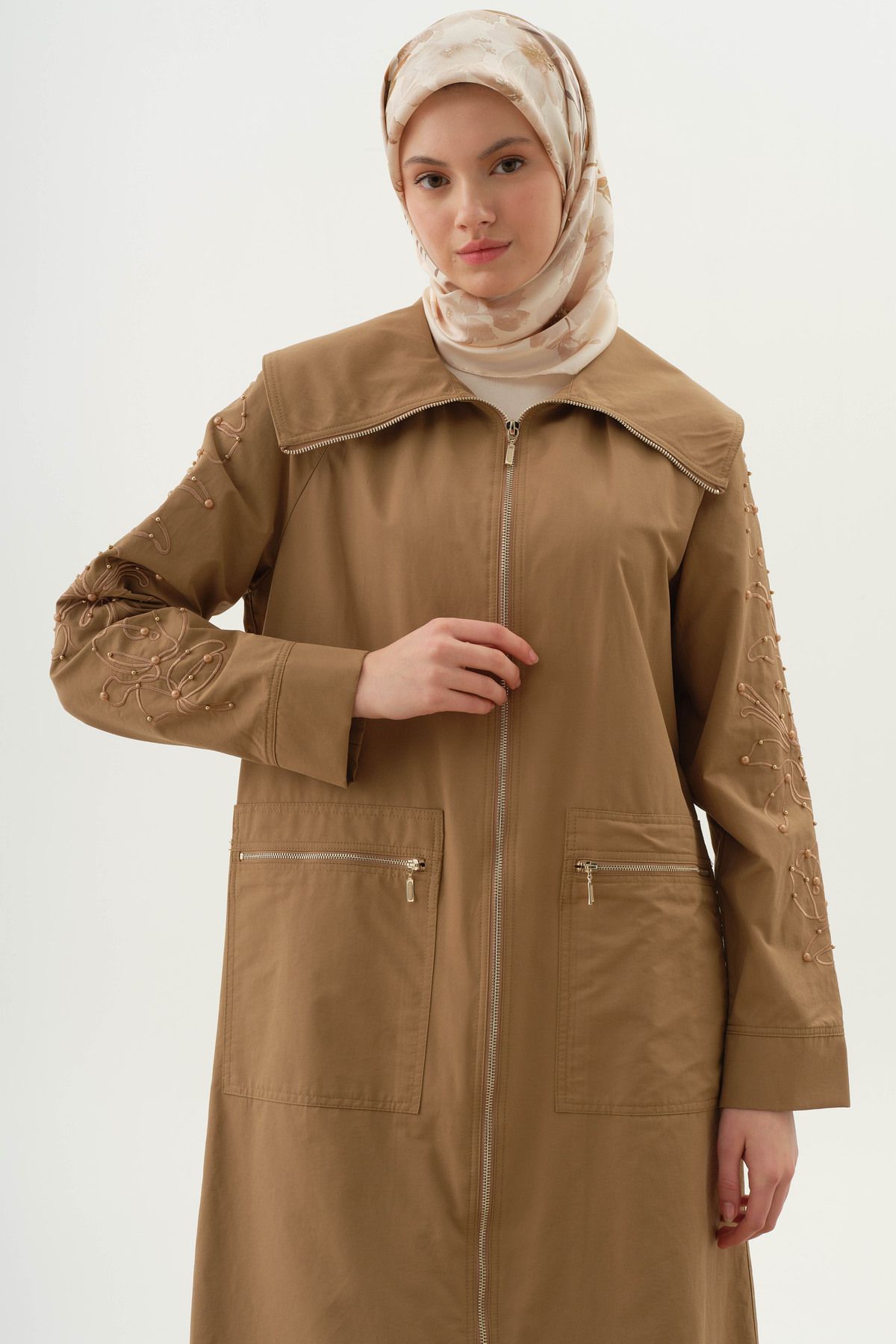 Tuğba Kolları Nakış Ve İnci Detaylı Trençkot - Camel