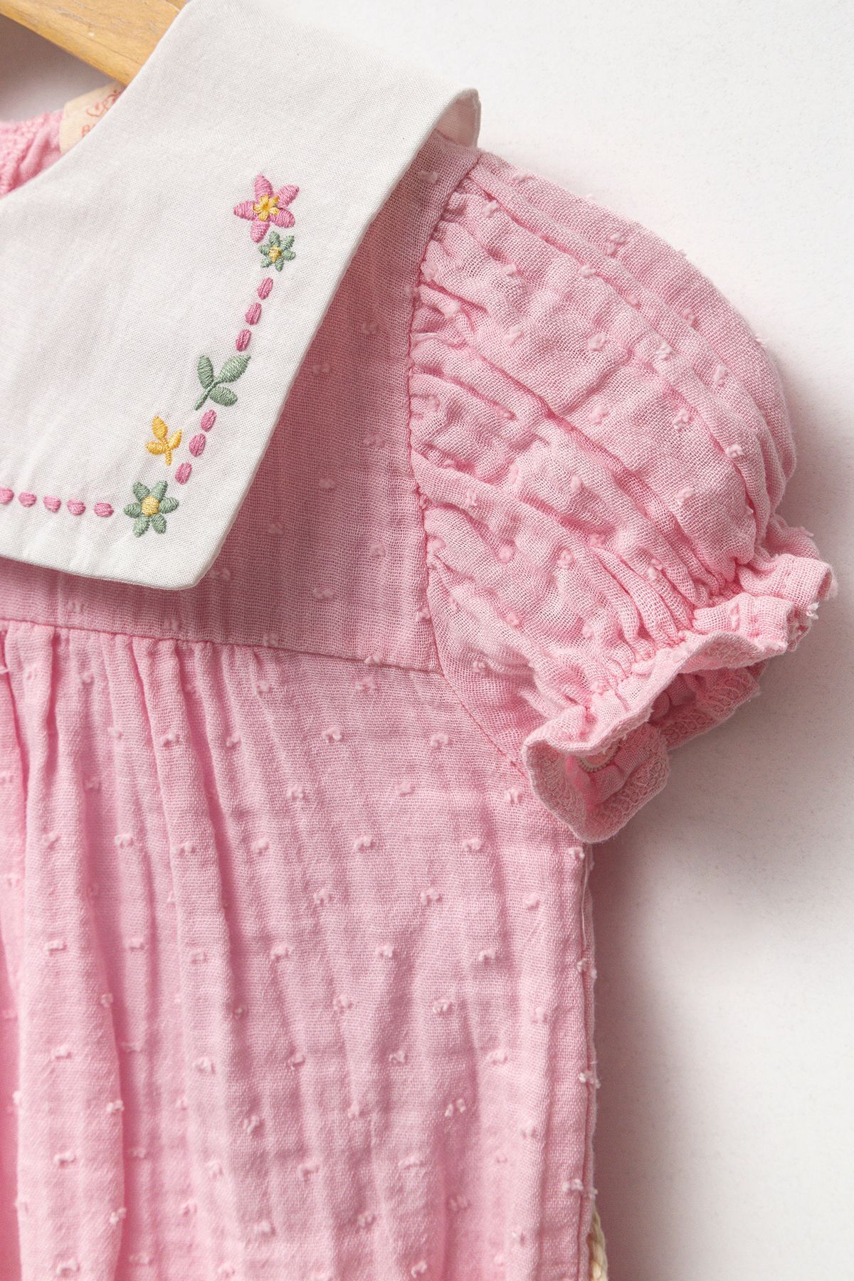 Minipodyum Kız Bebek Nakışlı Bebe Yaka Müslin %100 Pamuk Çantalı Bayramlık Elbise fotoğrafı 4 (önizleme)