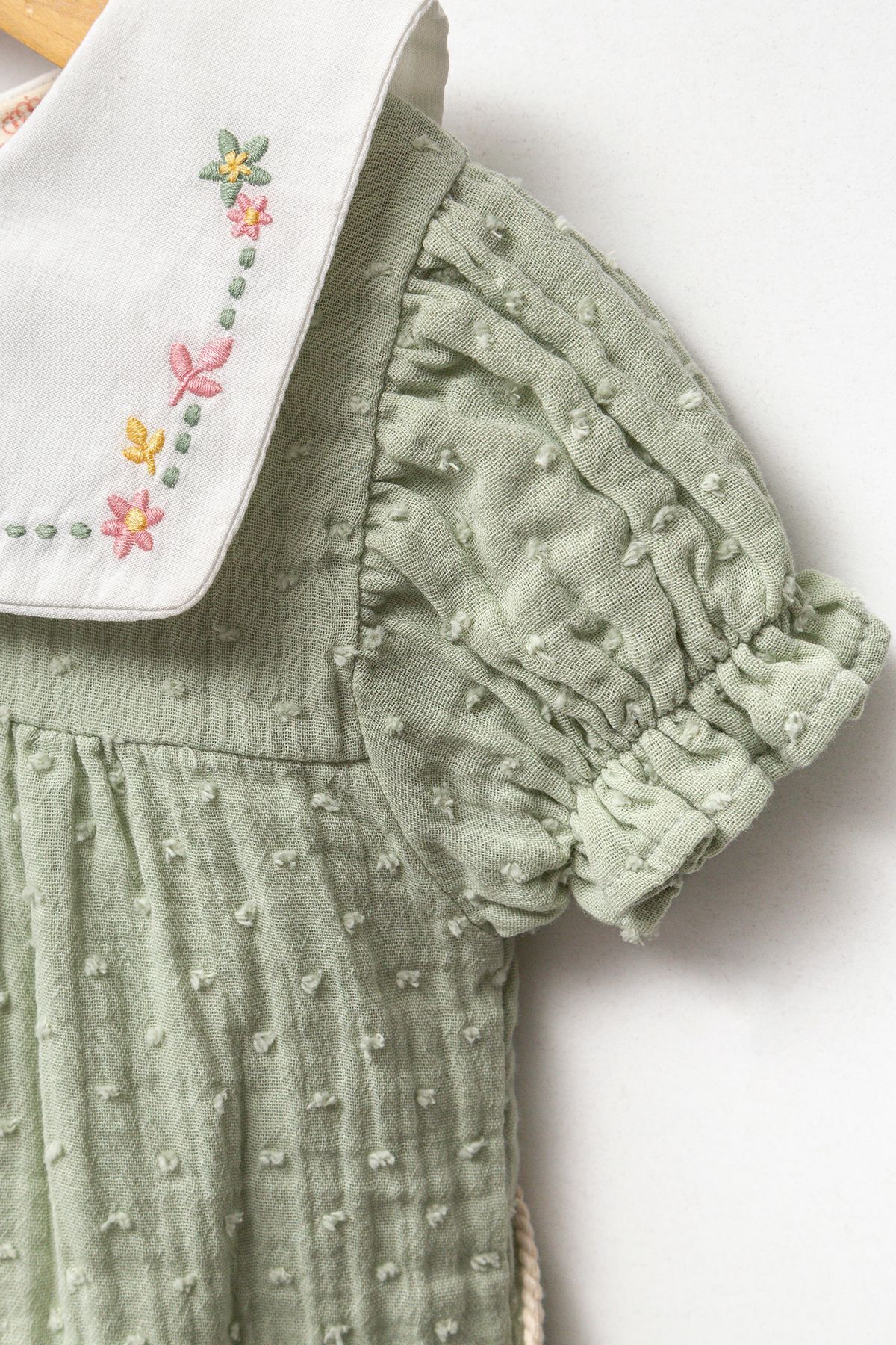 Minipodyum Kız Bebek Nakışlı Bebe Yaka Müslin %100 Pamuk Çantalı Bayramlık Elbise fotoğrafı 3 (önizleme)