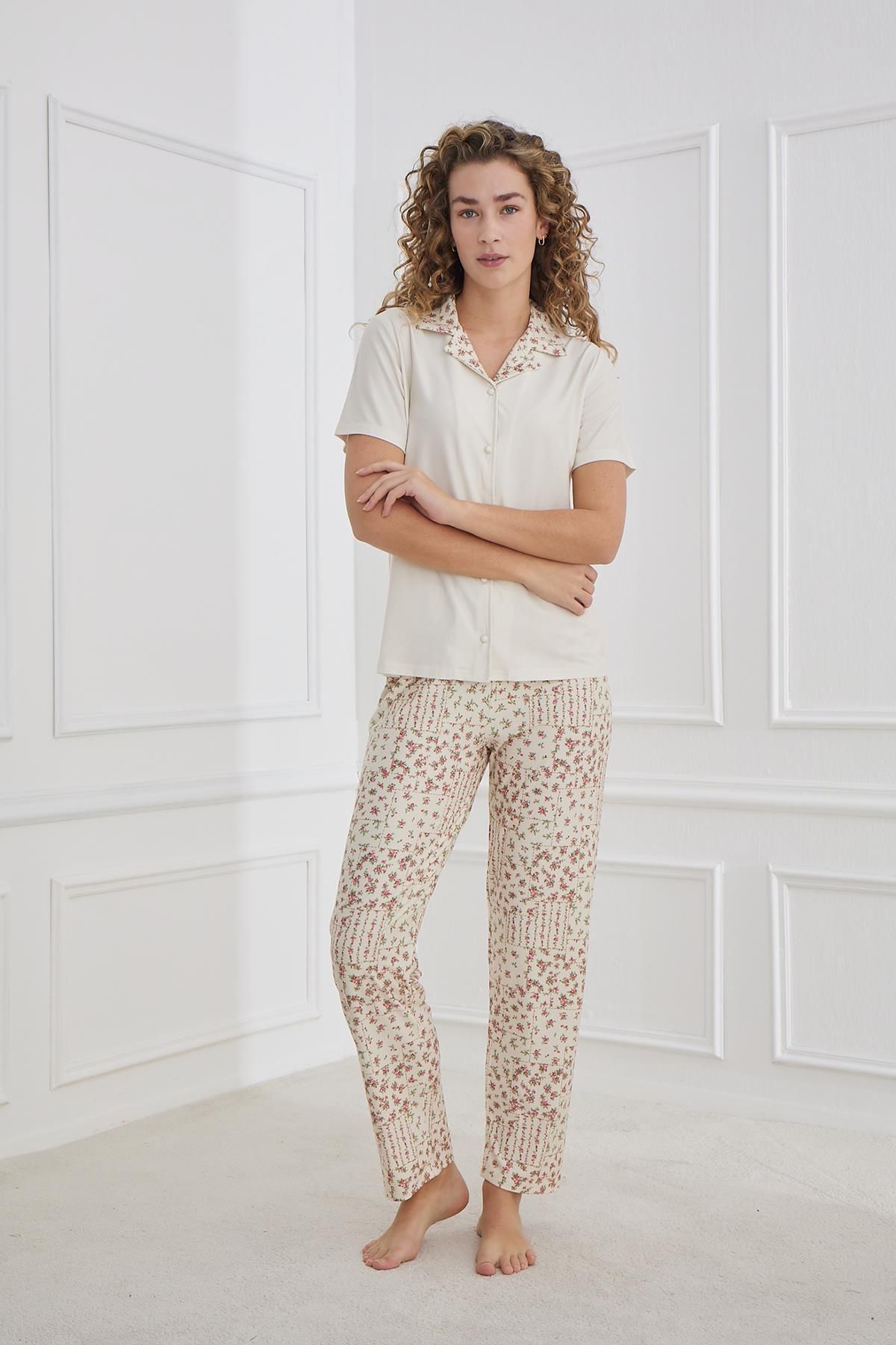 Kompedan Kadın Desenli Önden Düğmeli Polo Yaka Pijama Takım | Ekru 30101-958