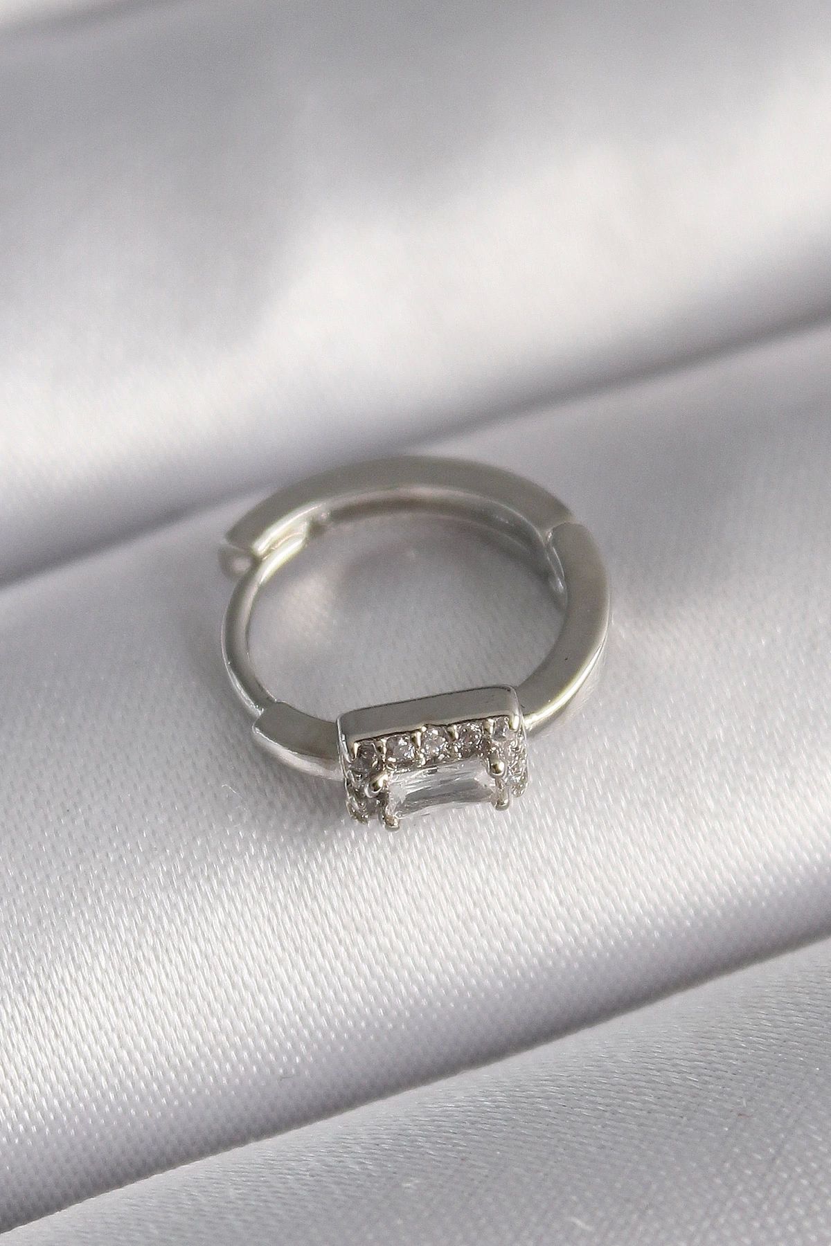 YNT İthalat 316L Çelik Gümüş Renk Kare Zirkon Taşlı Tragus Piercing