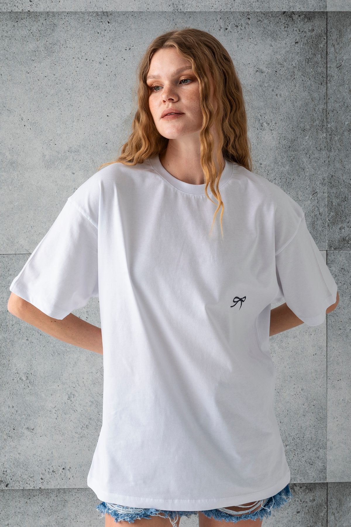 GİYSA Kadın Bisiklet Yaka Fiyonk Nakışlı %100 Pamuklu T-Shirt Beyaz - 25789